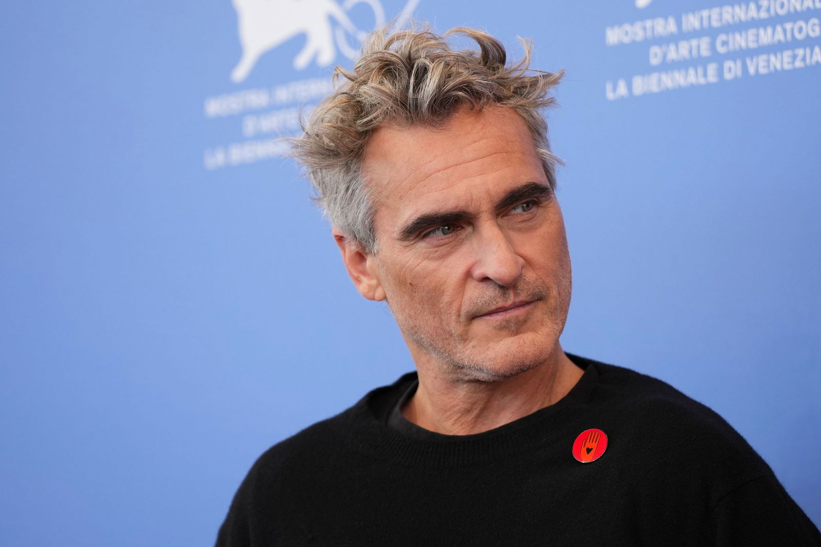 Joaquin Phoenix vor der Pressekonferenz des Films mit einem «Artists4Ceasefire»-Anstecker.