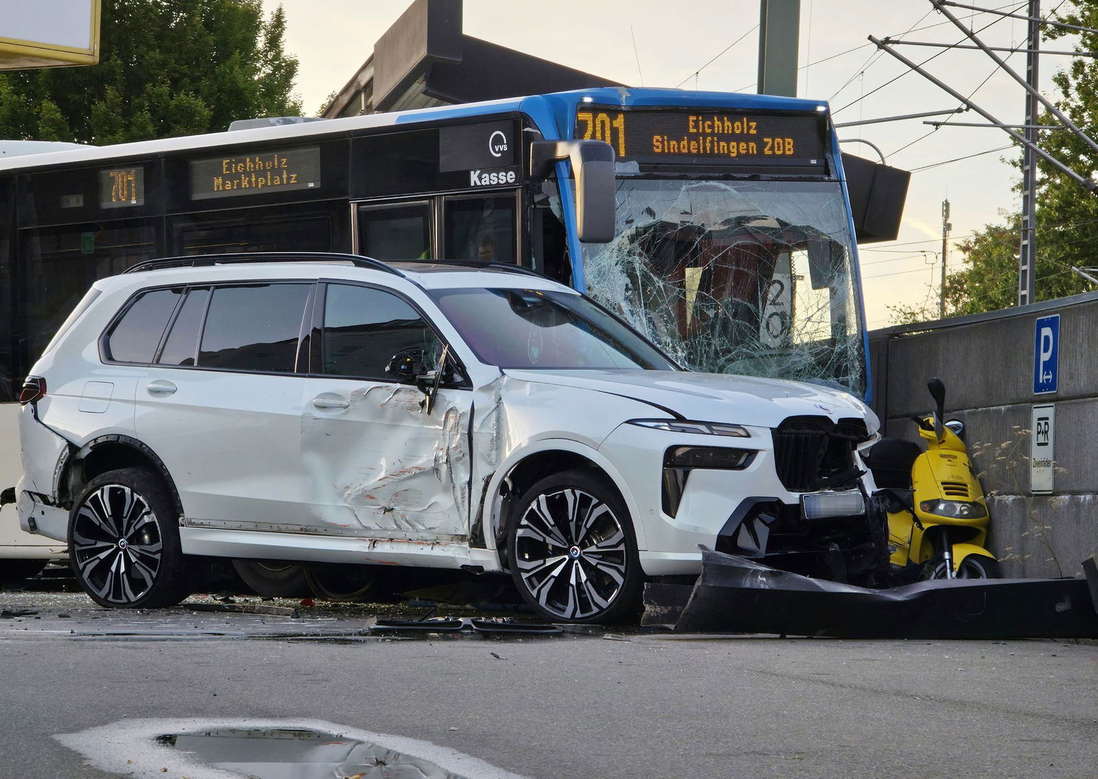 Ein Busfahrer wurde bei dem Verkehrsunfall in Sindelfingen schwer verletzt.