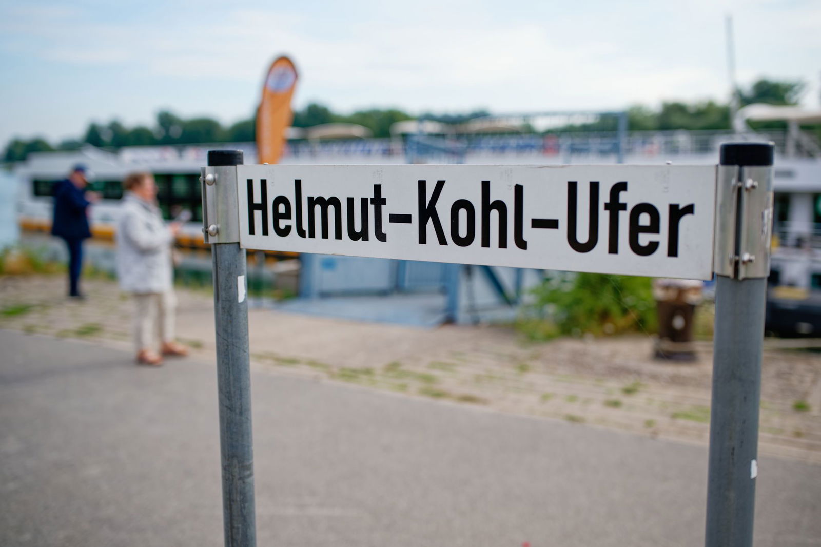 2018 war ein Teil der Promenade in Speyer in Helmut-Kohl-Ufer umbenannt worden. (Archivbild)