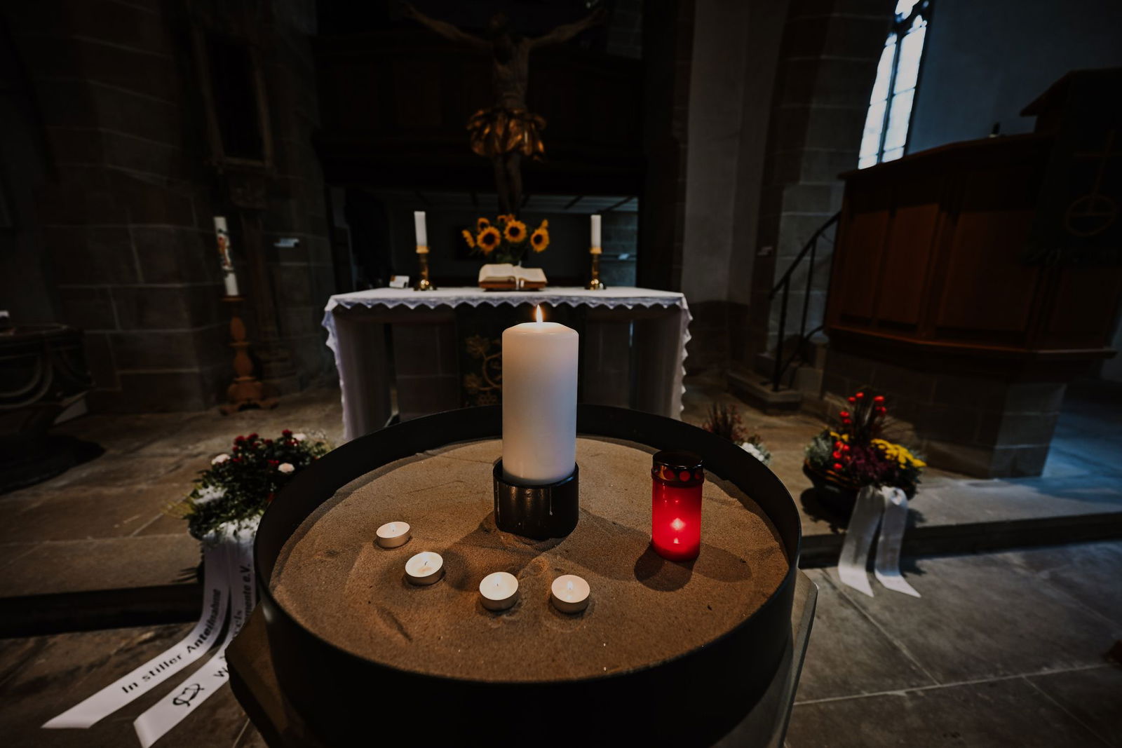 In der Laurentiuskirche in Niedernhall sind Kerzen zum Gedenken an den Jungen aufgestellt.
