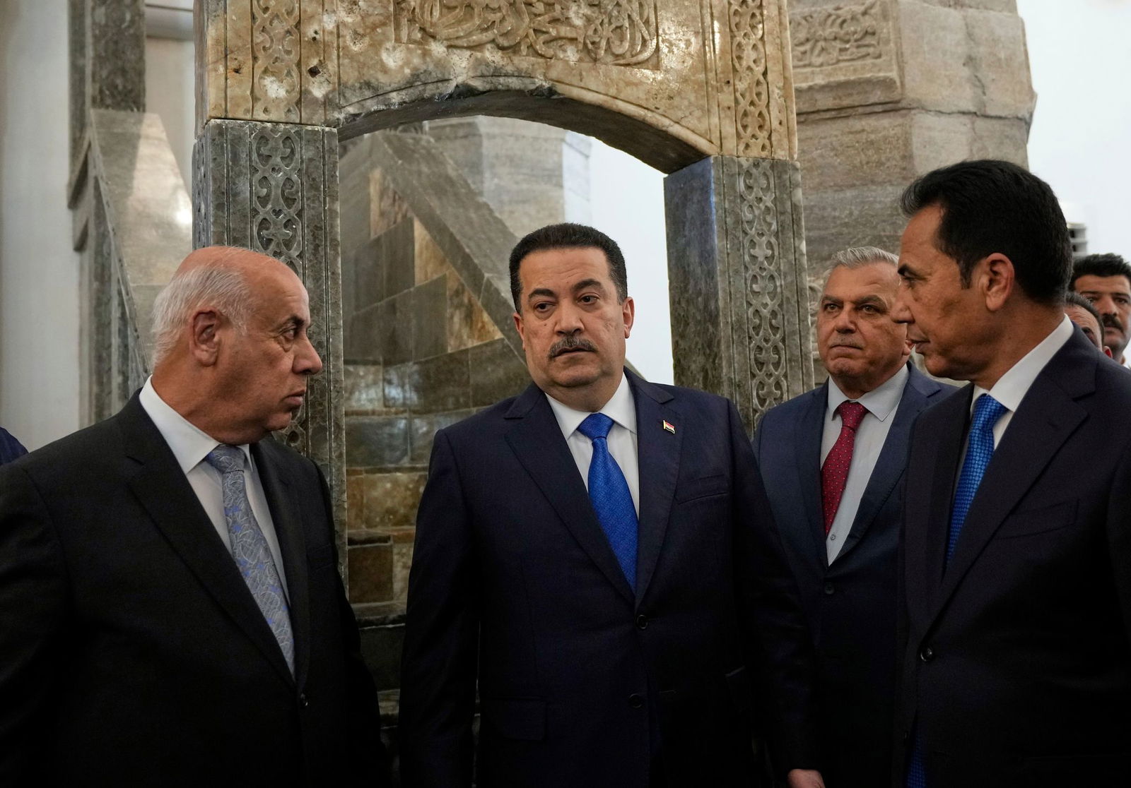 Mohammed al-Sudani (Mitte), Ministerpräsident des Irak, bei der Wiedereröffnung der Al-Nuri-Moschee in Mossul.