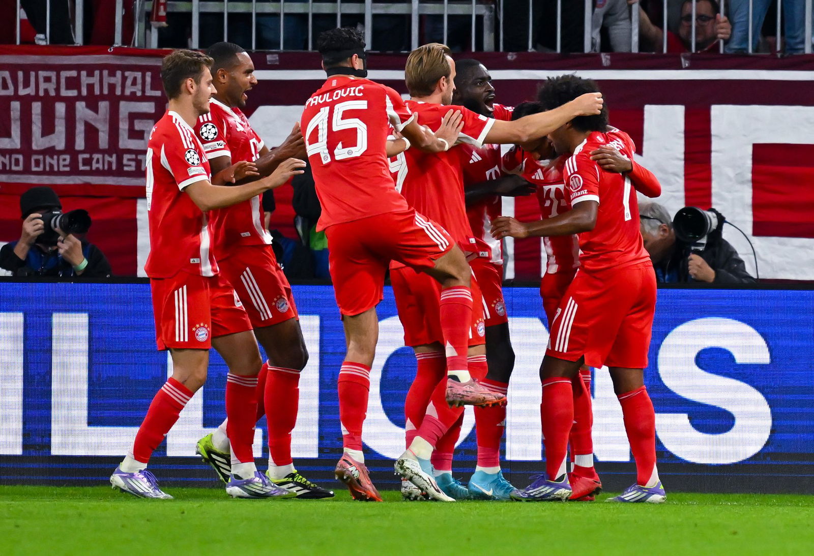 Eine Münchner Jubeltraube um Harry Kane (M), ein gewohntes Bild zum Saisonstart. 