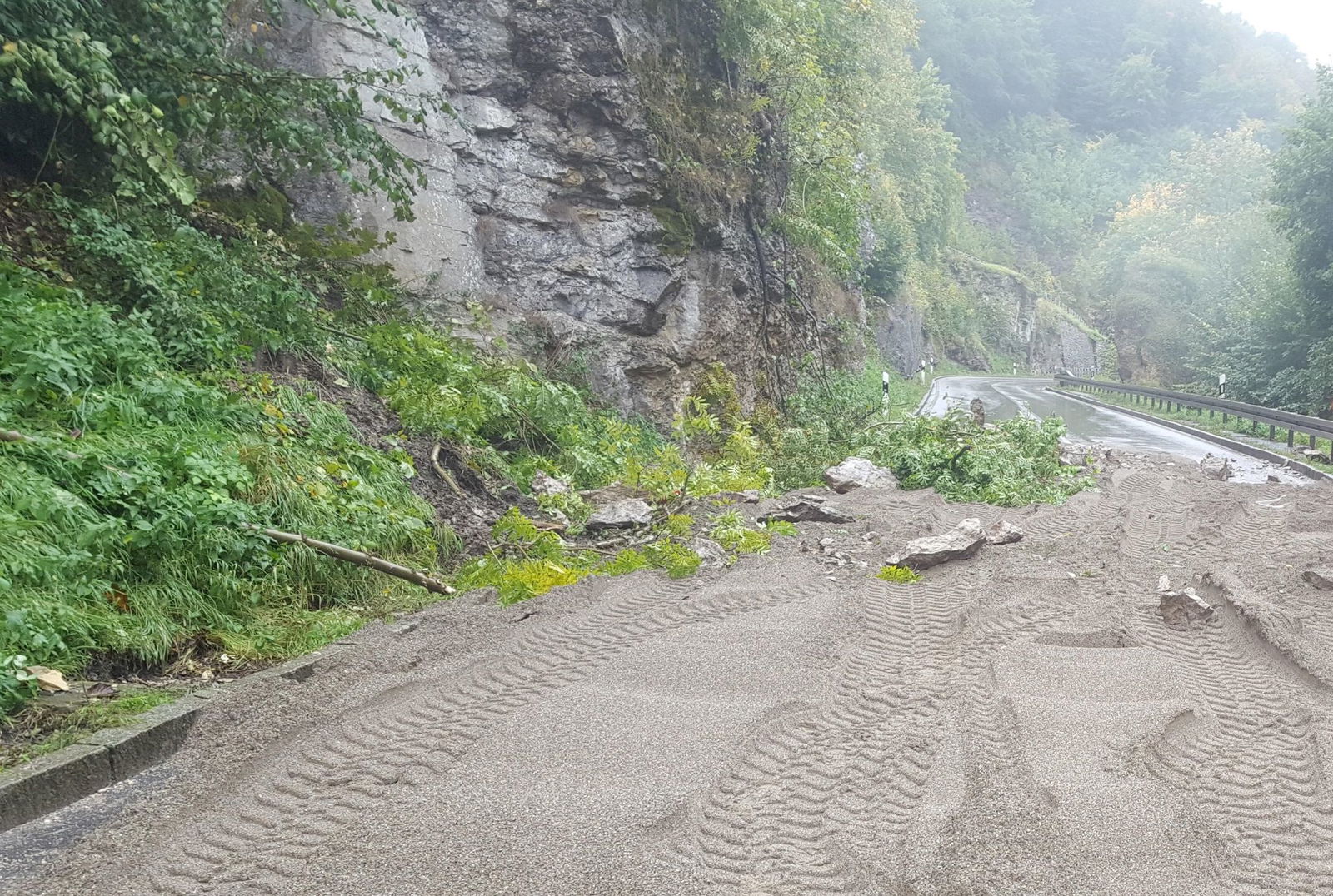 Um die Fahrbahn der Honauer Steige zu schützen, wurde sie mit einer etwa 30 Zentimer dicken Schotterschicht bedeckt.