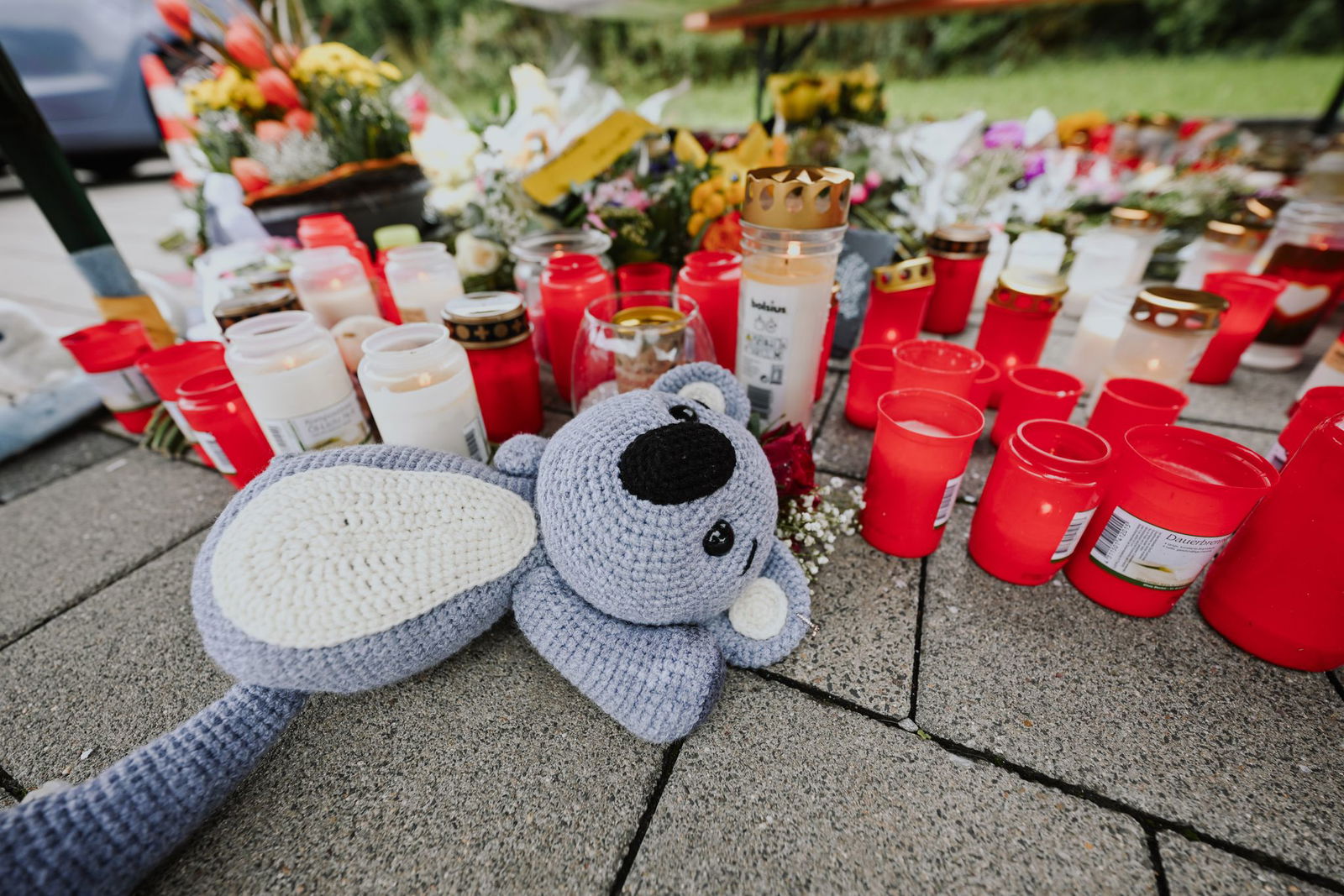 Menschen legten Blumen und Kerzen auf dem abgesperrten Parkplatz in Niedernhall nieder. (Archivfoto) 