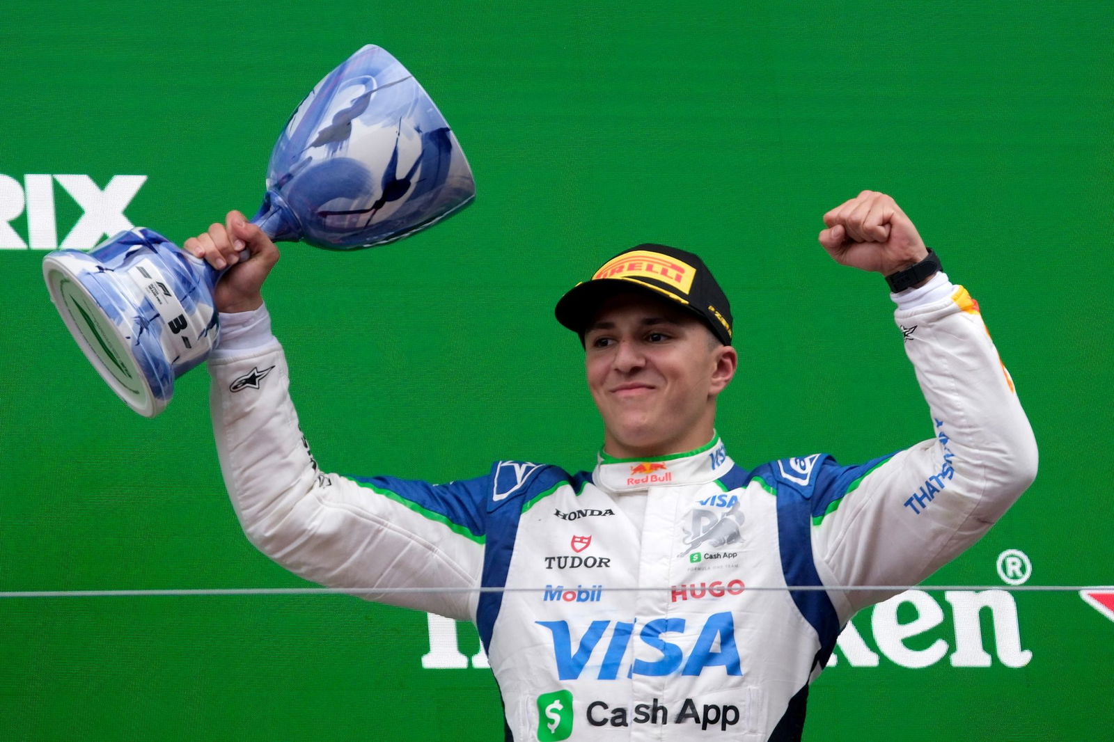 Auf dem Podest war die Trophäe noch ganz.