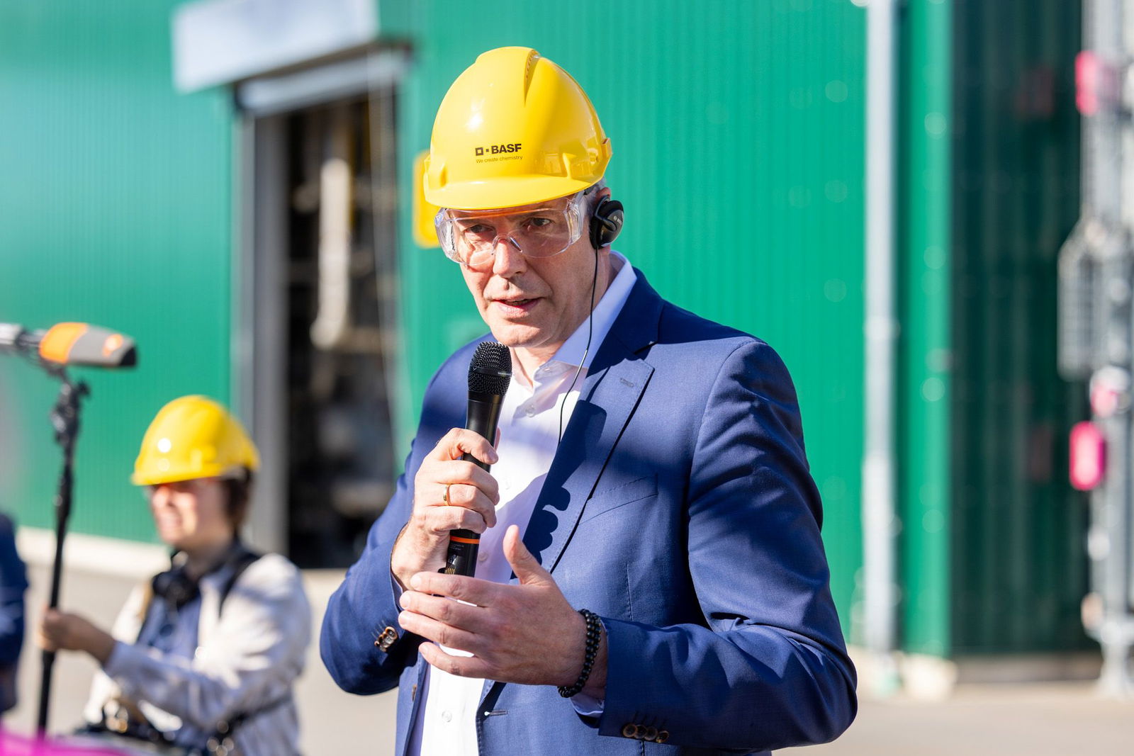 Ministerpräsident Alexander Schweitzer (SPD) regt einen Chemie-Dialog auf Bundesebene an. 