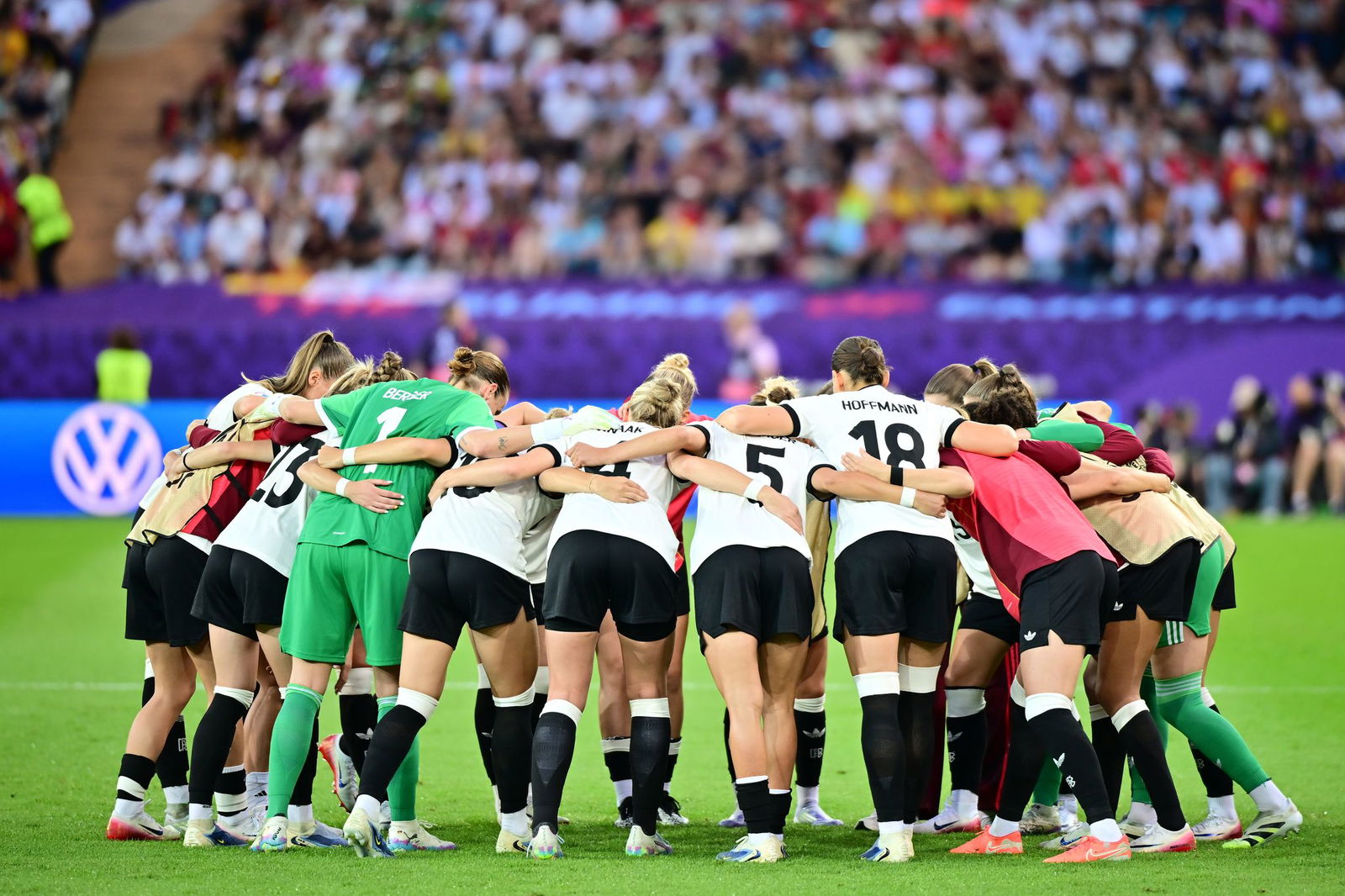 Die deutschen Fußballerinnen bestreiten ihr letztes Heimspiel in diesem Jahr in Kaiserslautern.