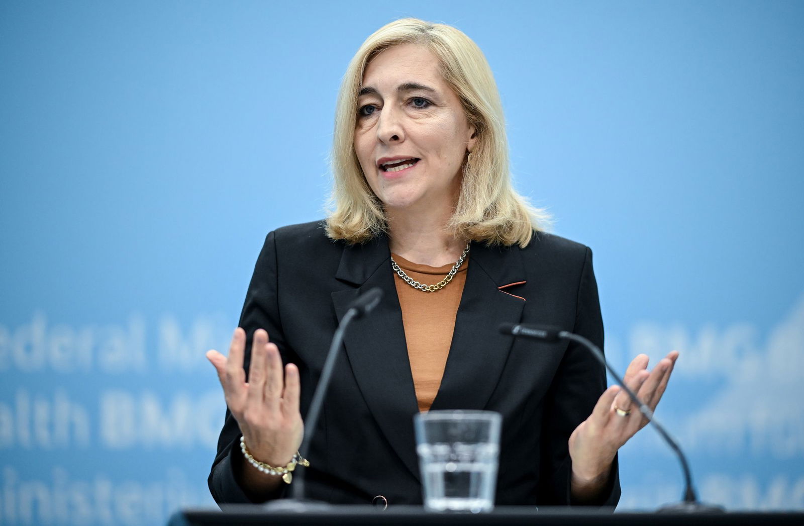 Gesundheitsministerin Warken will die Kassenbeiträge noch stabilisieren.