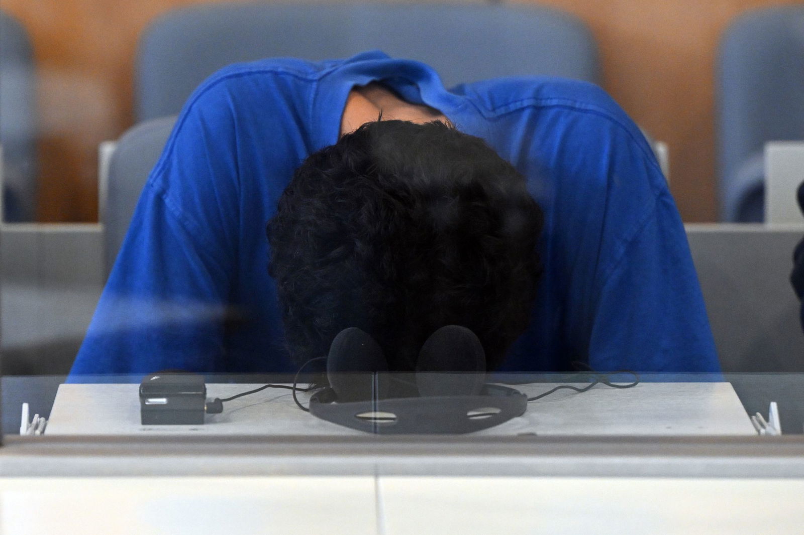 Der Angeklagte verfolgt den Prozess in den ersten Tagen überwiegend mit gesenktem Kopf. (Archivbild)