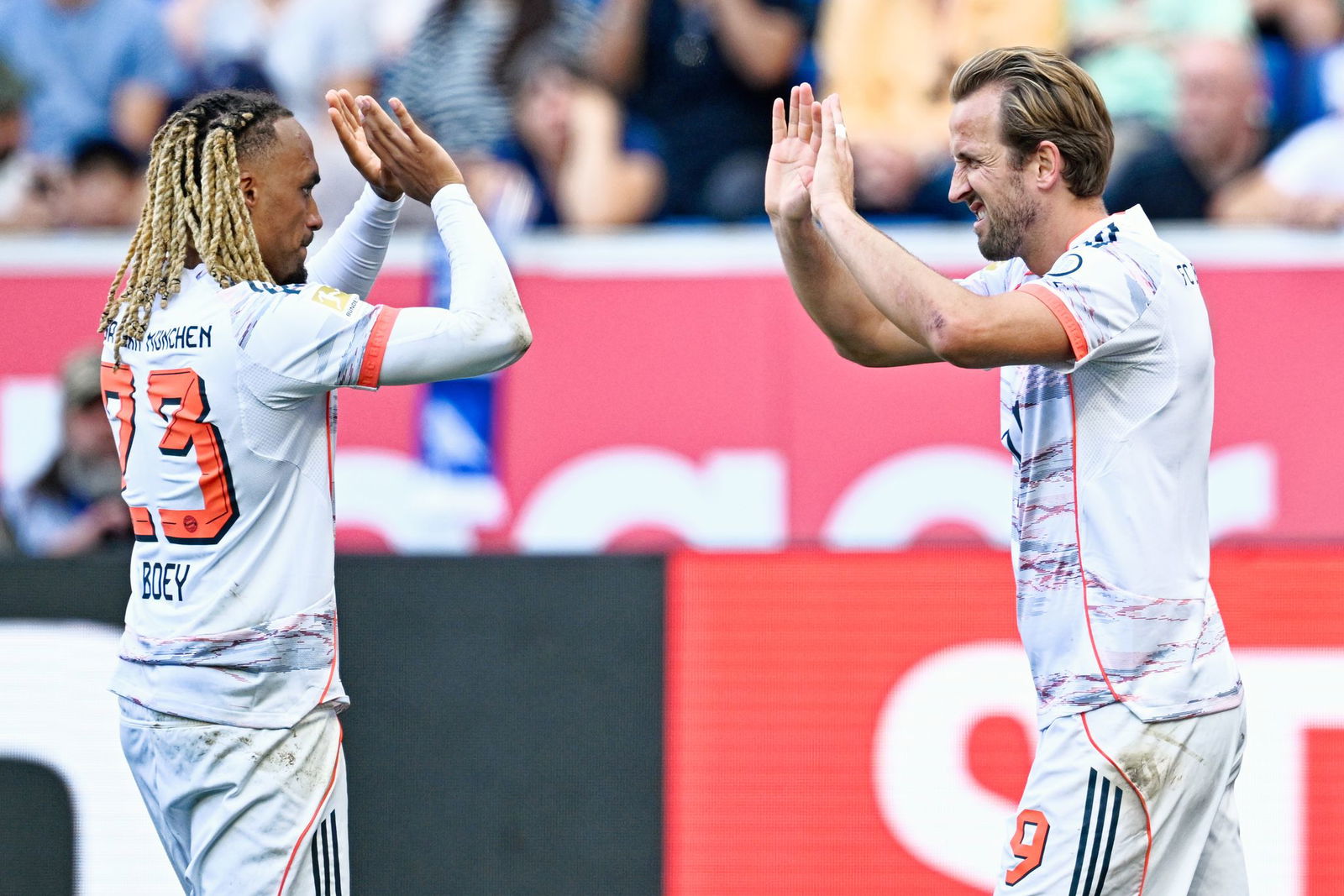 Neben Kane jubeln auch Spieler wie Außenverteidiger Boey.