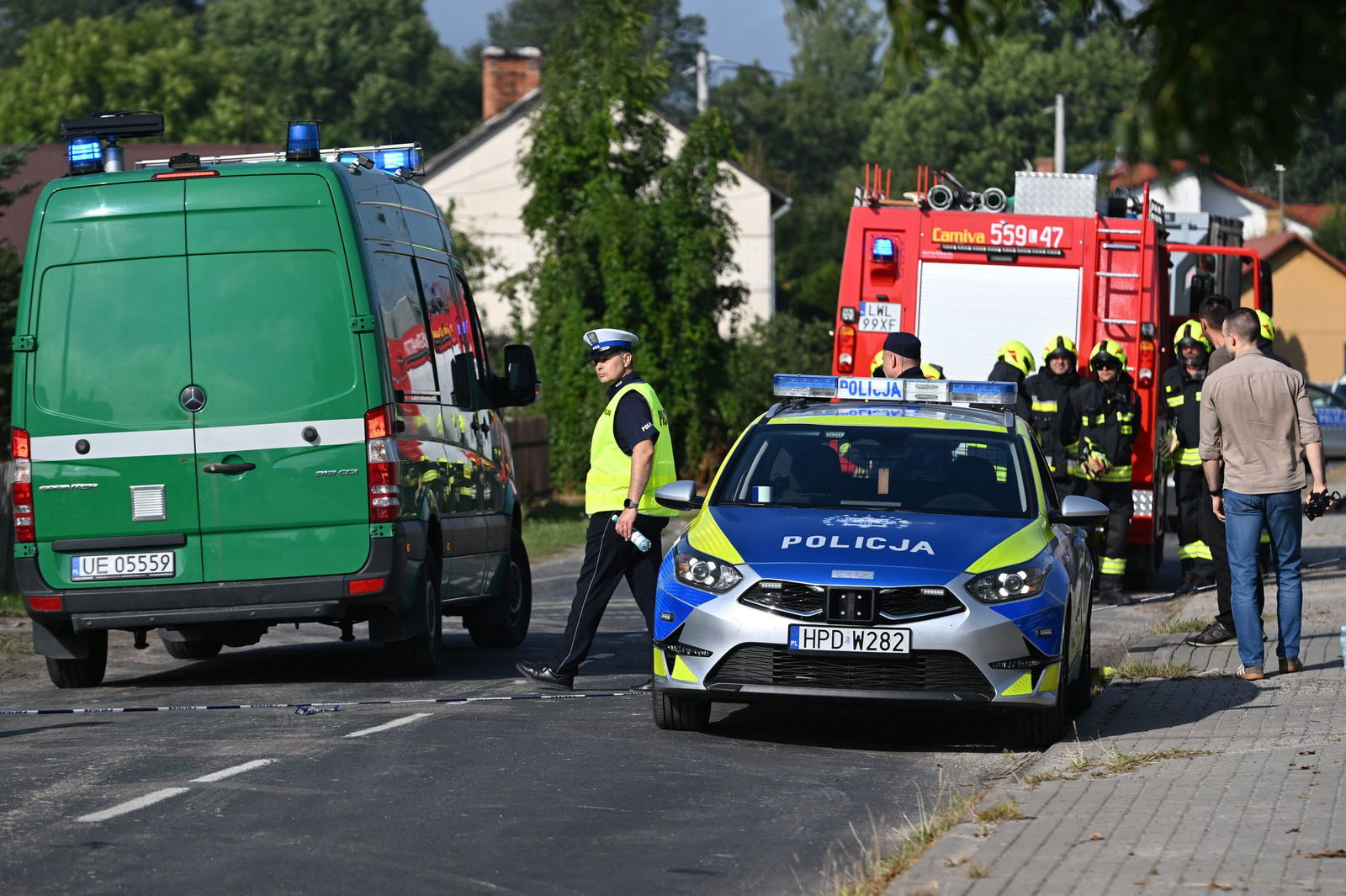 Rettungskräfte sind am Ort eines Drohneneinschlags in Wyryki in Ostpolen im Einatz. 