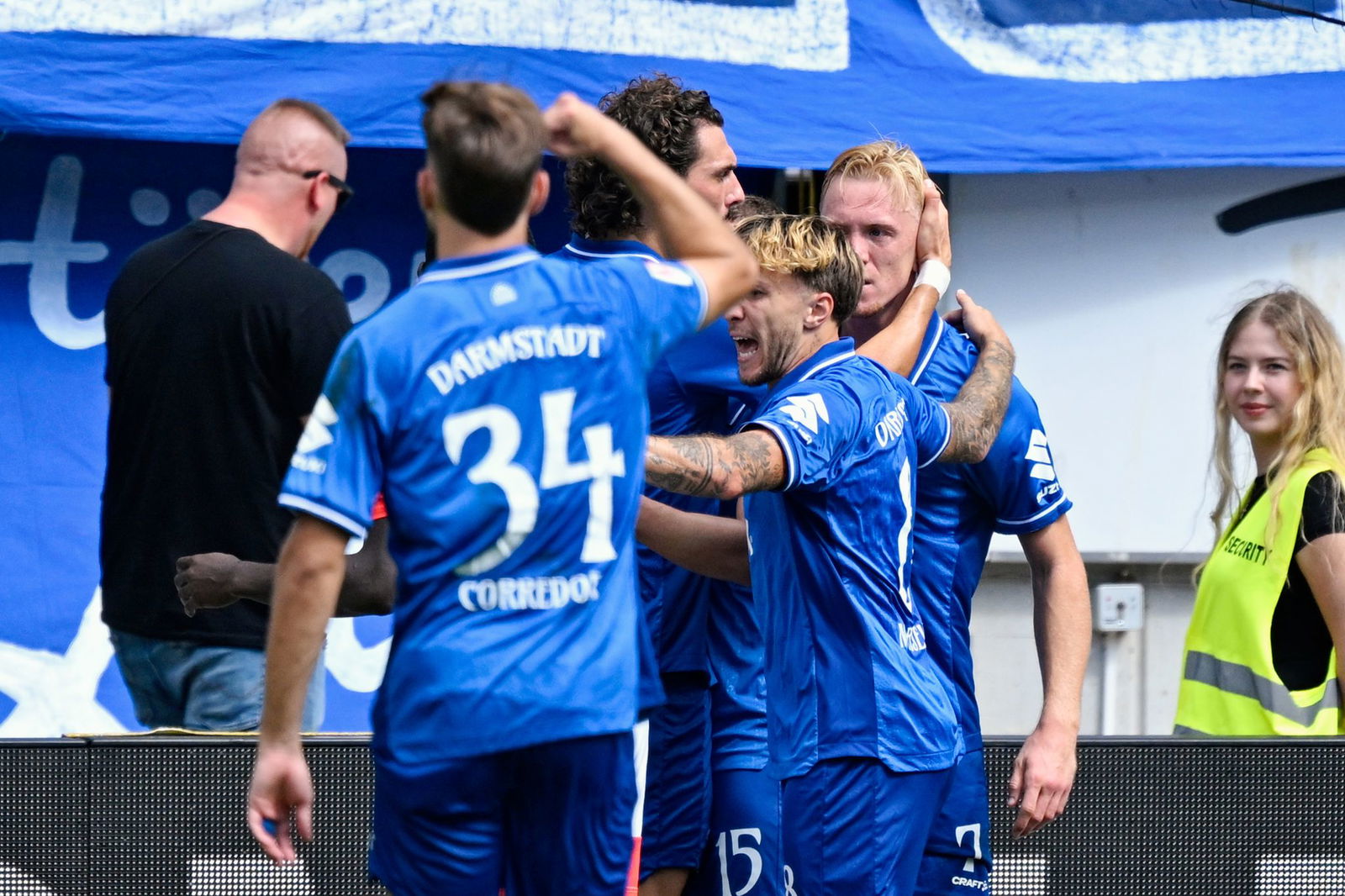 Die Darmstädter bejubeln das Führungstor von Isac Lidberg.