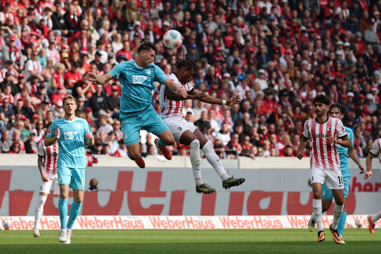 Lufthoheit beim Baden-Duell: Hoffenheims Robin Hranac (2. von l.) gegen Junior Adamu 