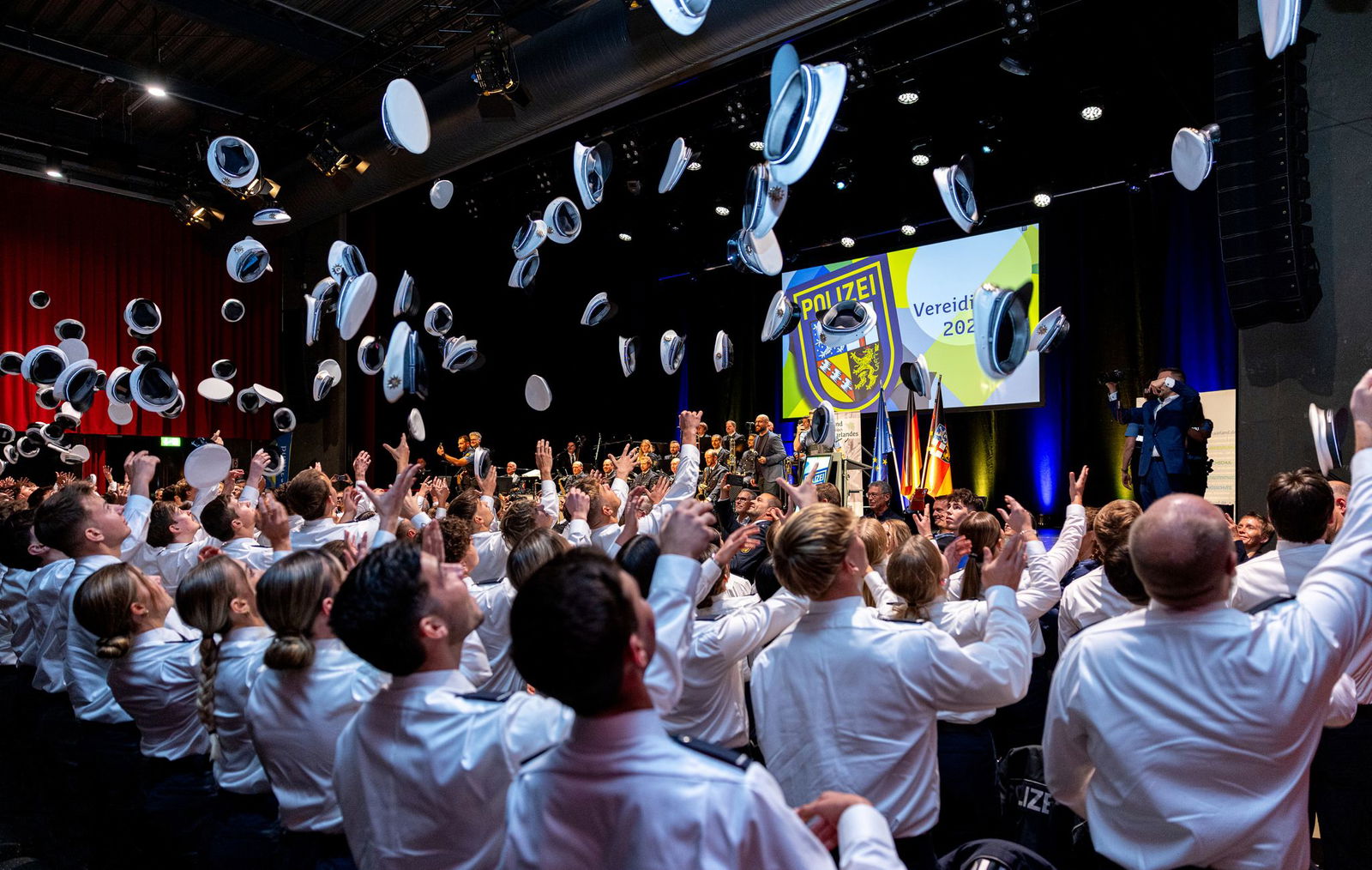 Für Ministerpräsidentin Anke Rehlinger (SPD) ist die Vereidigung der Kommissaranwärterinnen und -anwärter ein guter Tag für die saarländische Polizeifamilie.