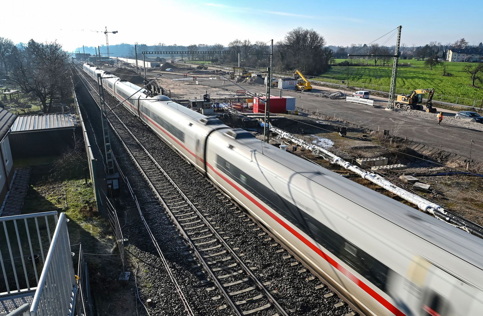 Weil der Tunnel bei Rastatt später fertig wird als geplant, müssen sich Fahrgäste auf der Rheintalbahn darauf einstellen, dass mancherorts weniger ICE halten. (Archivbild)