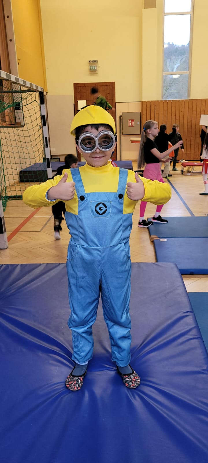 Karim verkleidet als Minion