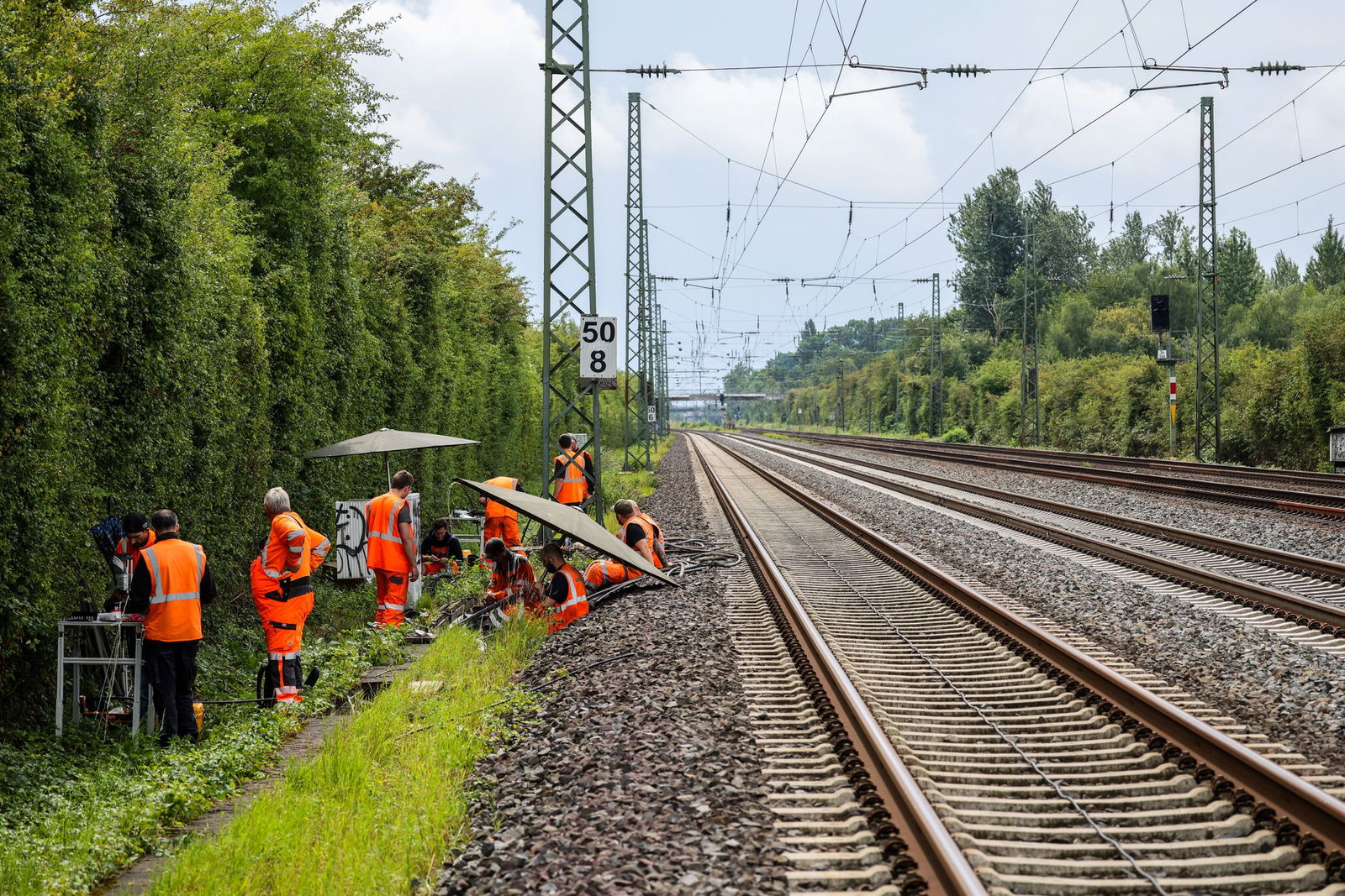 Nach einem Anschlag werden Kabel repariert. (Archivbild)
