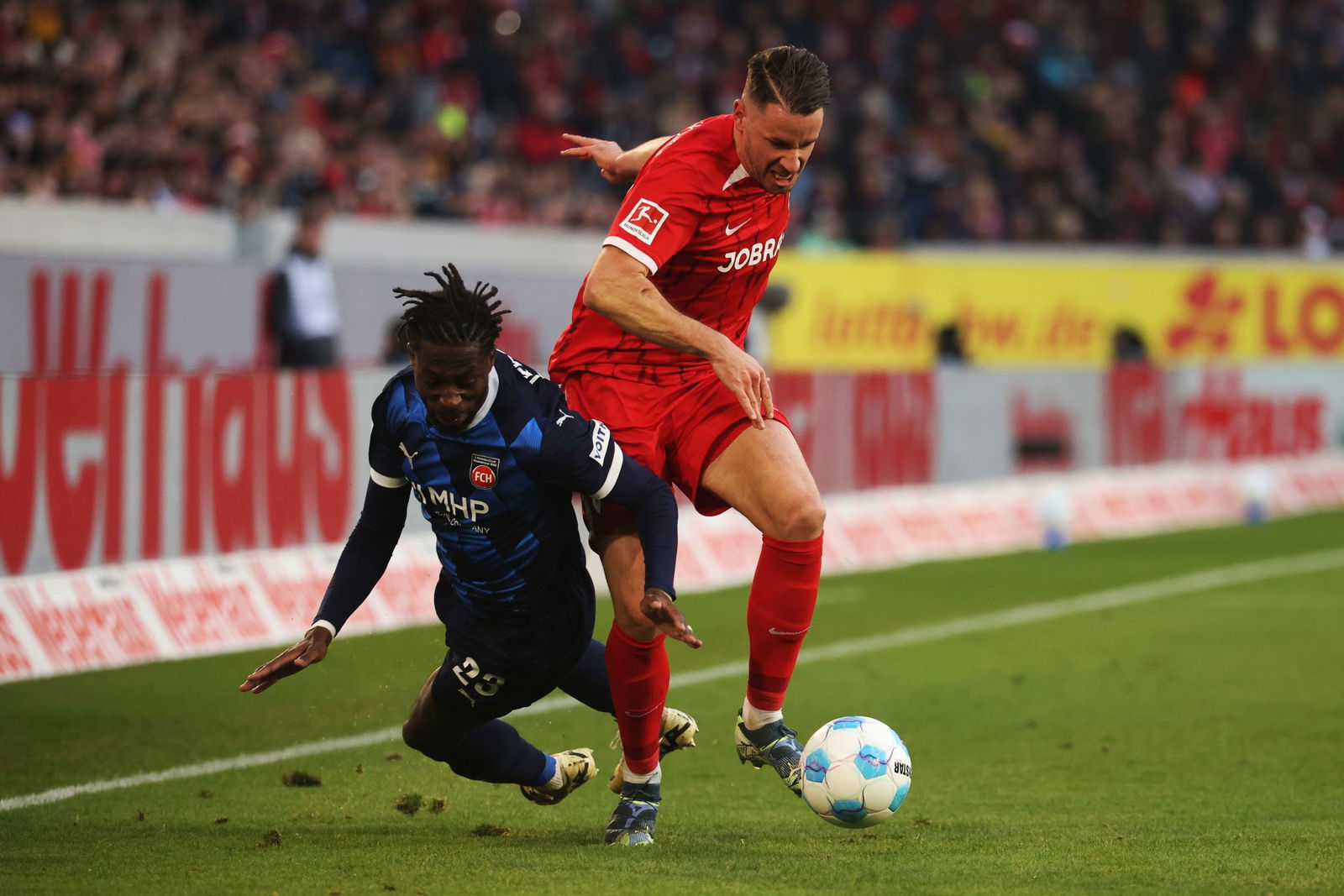 Freiburgs Kapitän Günter (r) hofft gegen Stuttgart auf den ersten Saisonsieg.