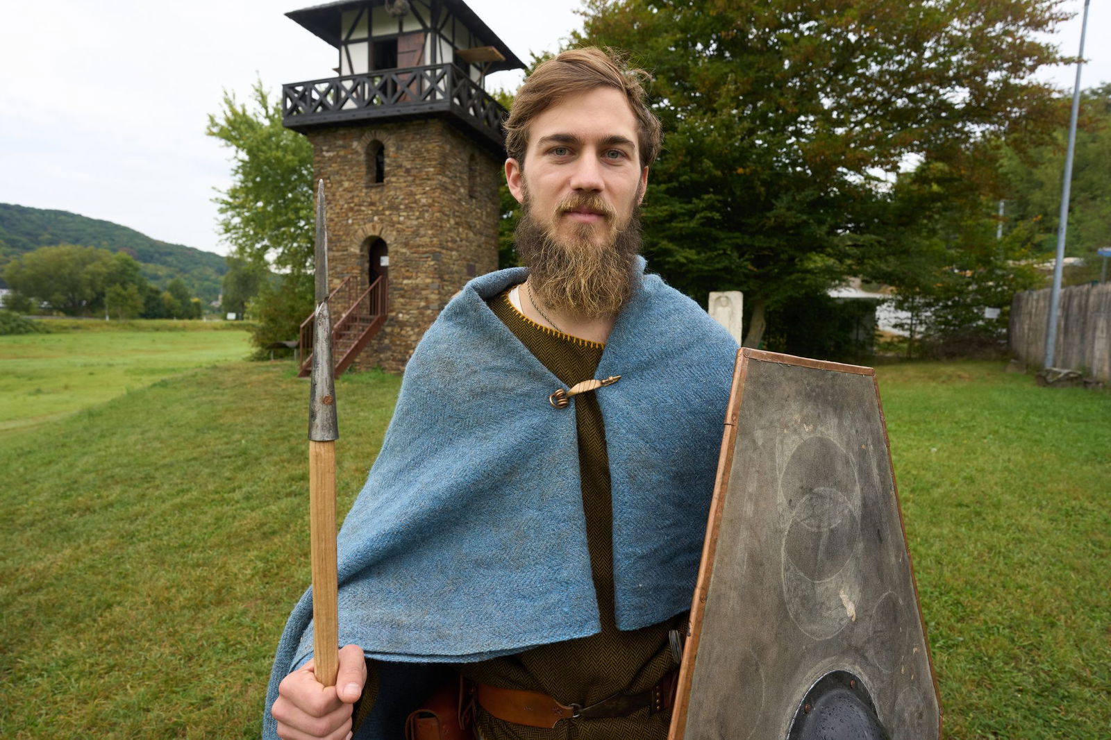 Auch einen Schild trägt er während der Wanderung mit sich.