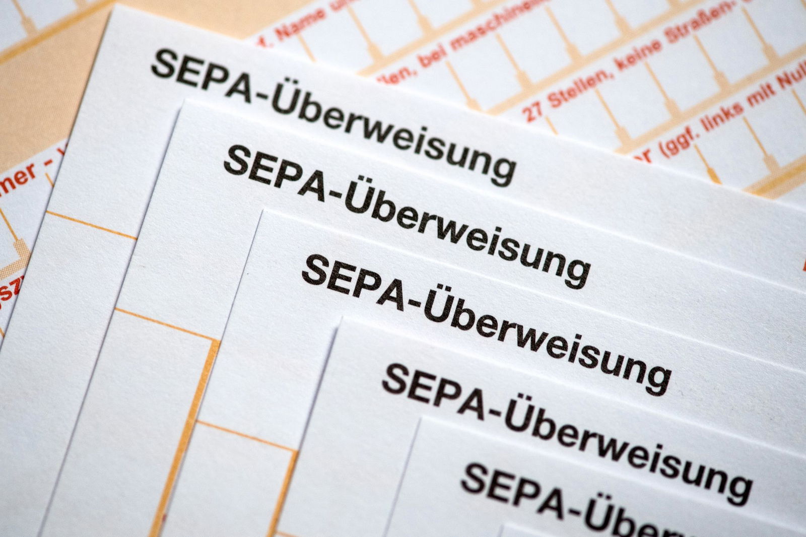 Steuerzahler müssen künftig bei Überweisungen besonders aufpassen. (Symbolbild)