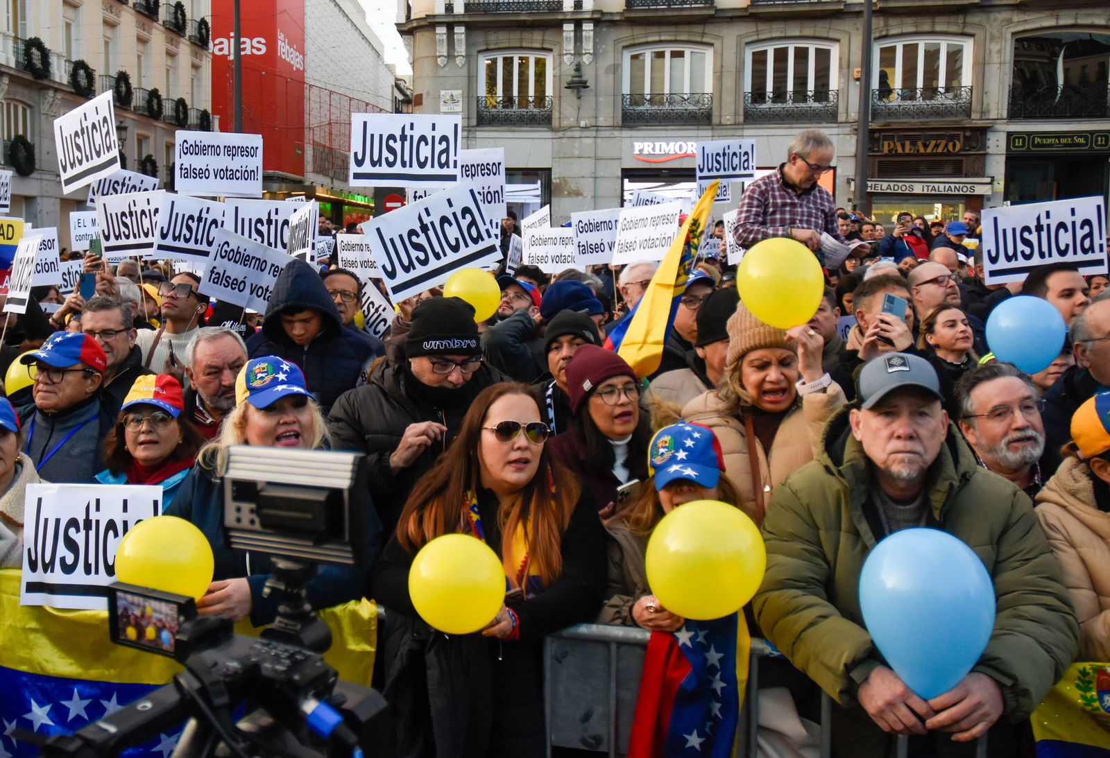 Die Venezolaner stimmen mit den Füßen ab. Millionen von Menschen haben das südamerikanische Land seit dem Amtsantritt von Präsident Maduro verlassen. (Archivbild)