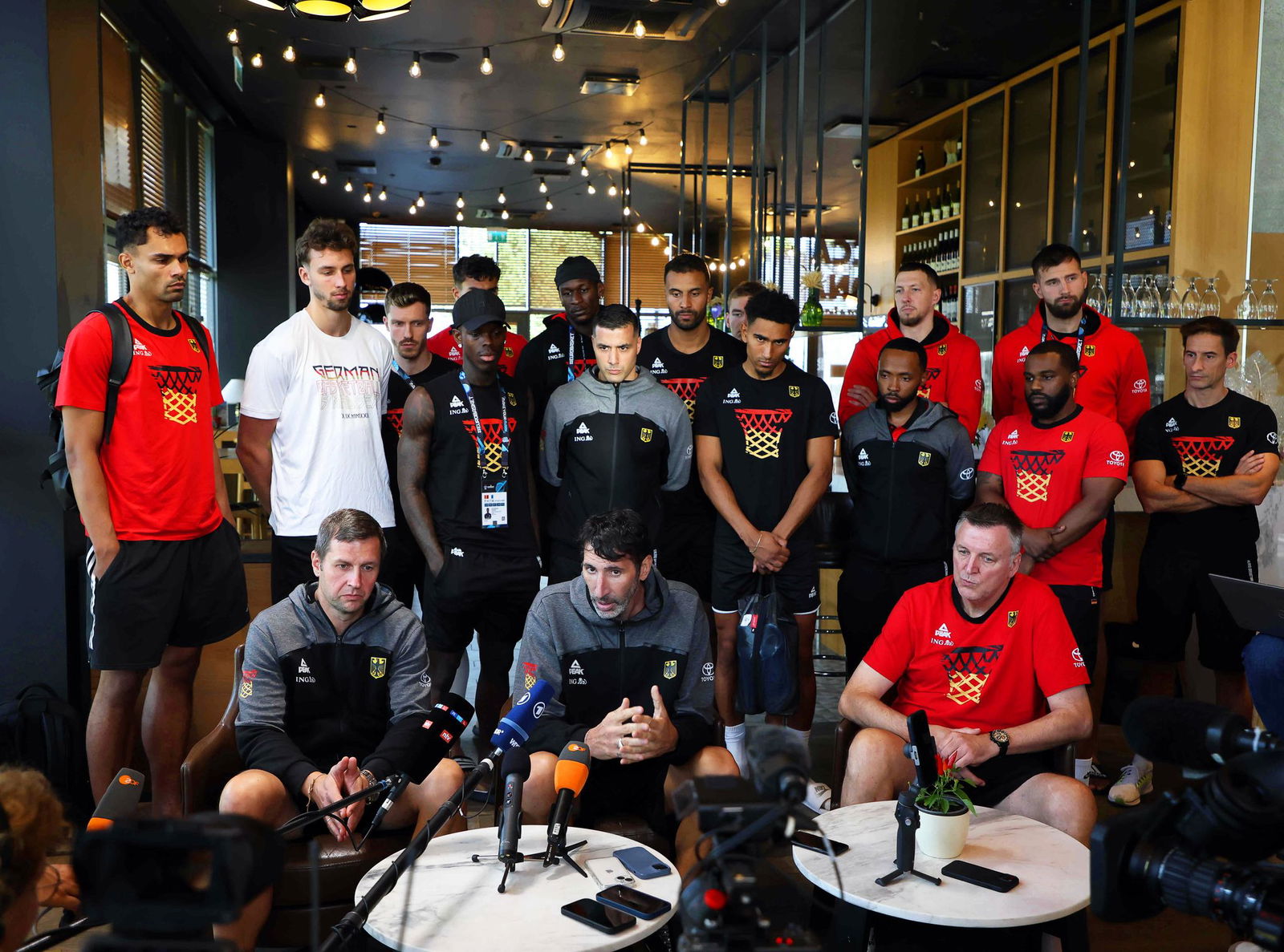 Die deutschen Basketballer haben Bundestrainer Alex Mumbru demonstrativ den Rücken gestärkt.