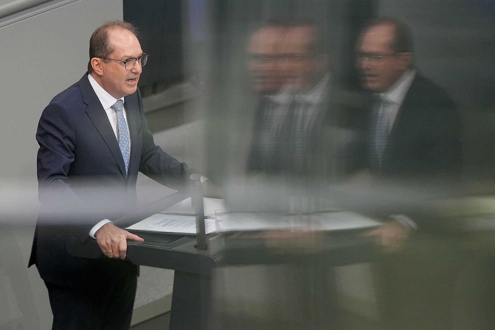 Zum Schutz gegen illegale Drohnenüberflüge plant Innenminister Alexander Dobrindt (CSU) eine Gesetzesreform. (Archivbild)