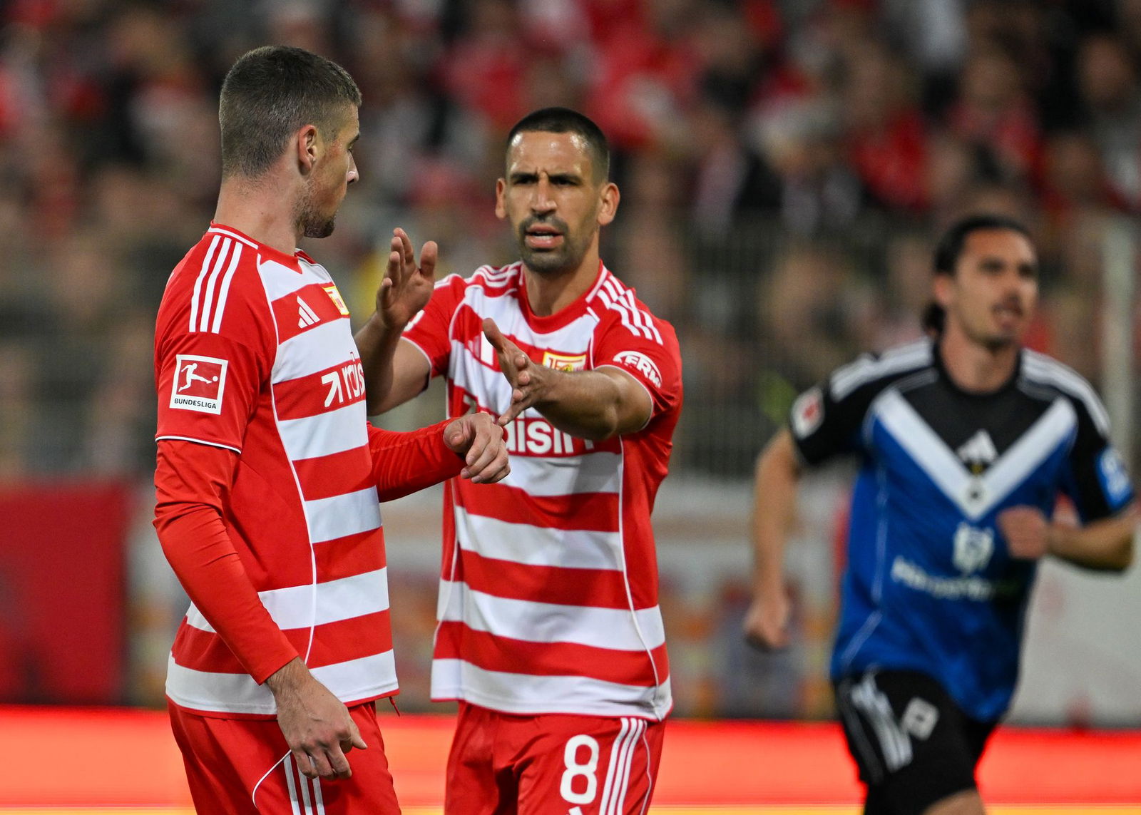 Rani Khedira (m.) organisiert das Union-Spiel. 