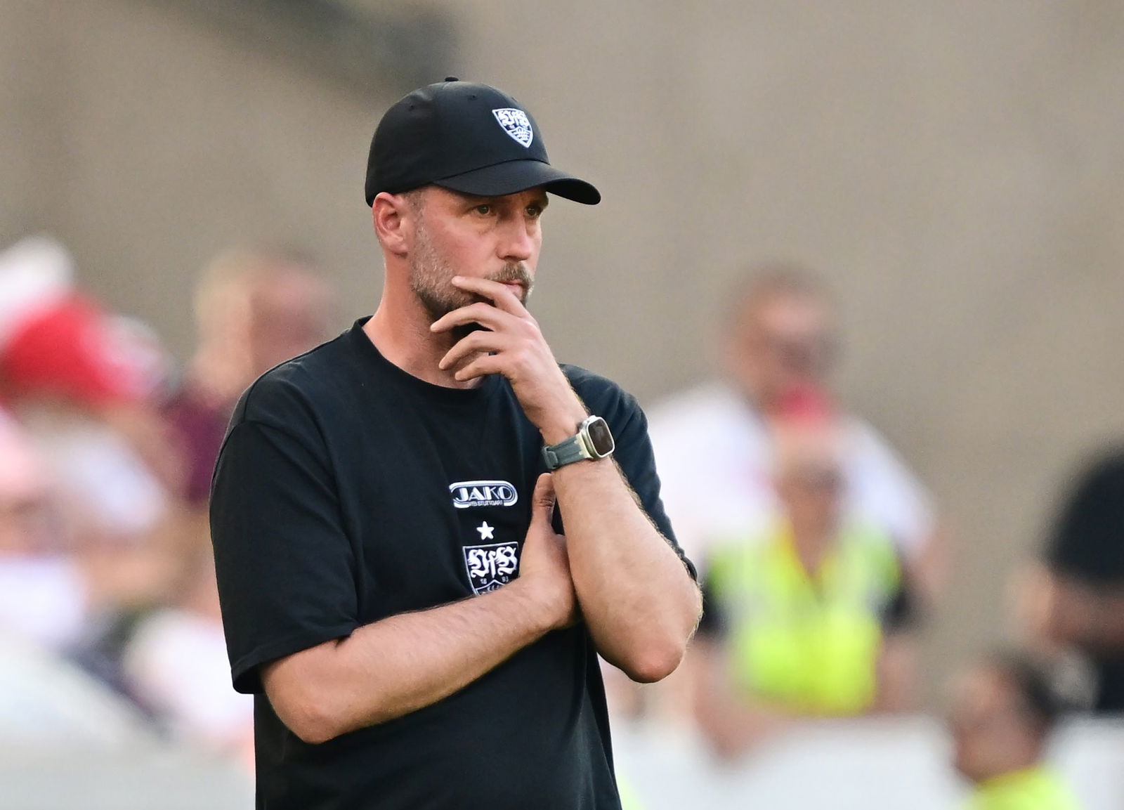 Hat seinen Kader für die Europa League nominiert: VfB-Trainer Sebastian Hoeneß. (Archivbild)