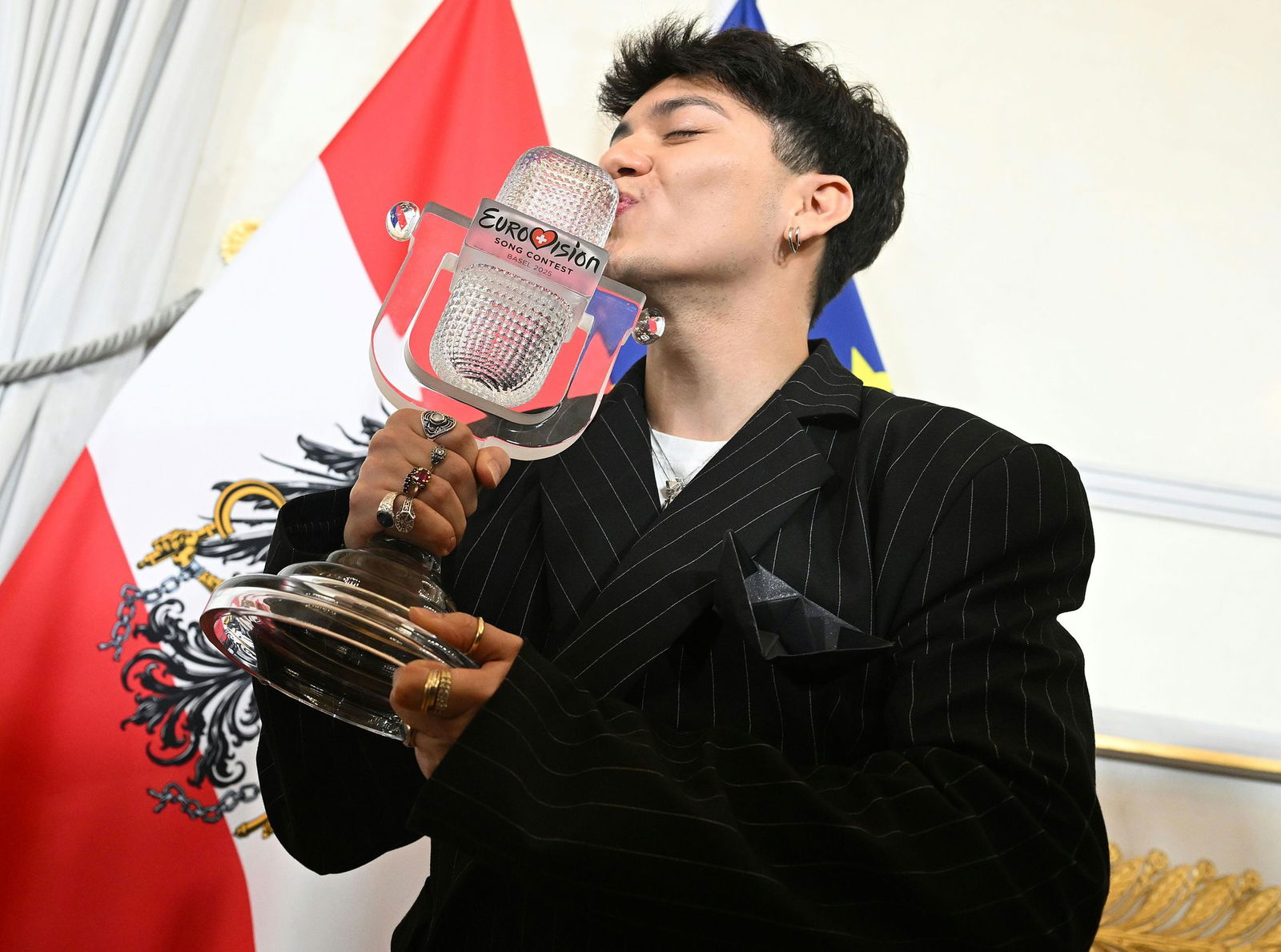 Ein letzter Kuss - dann ging die ESC-Trophäe zu Bruch. (Archivbild)