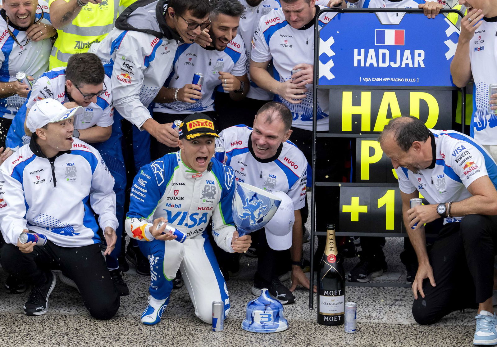 Der Pokal von Isack Hadjar geht zu Bruch.