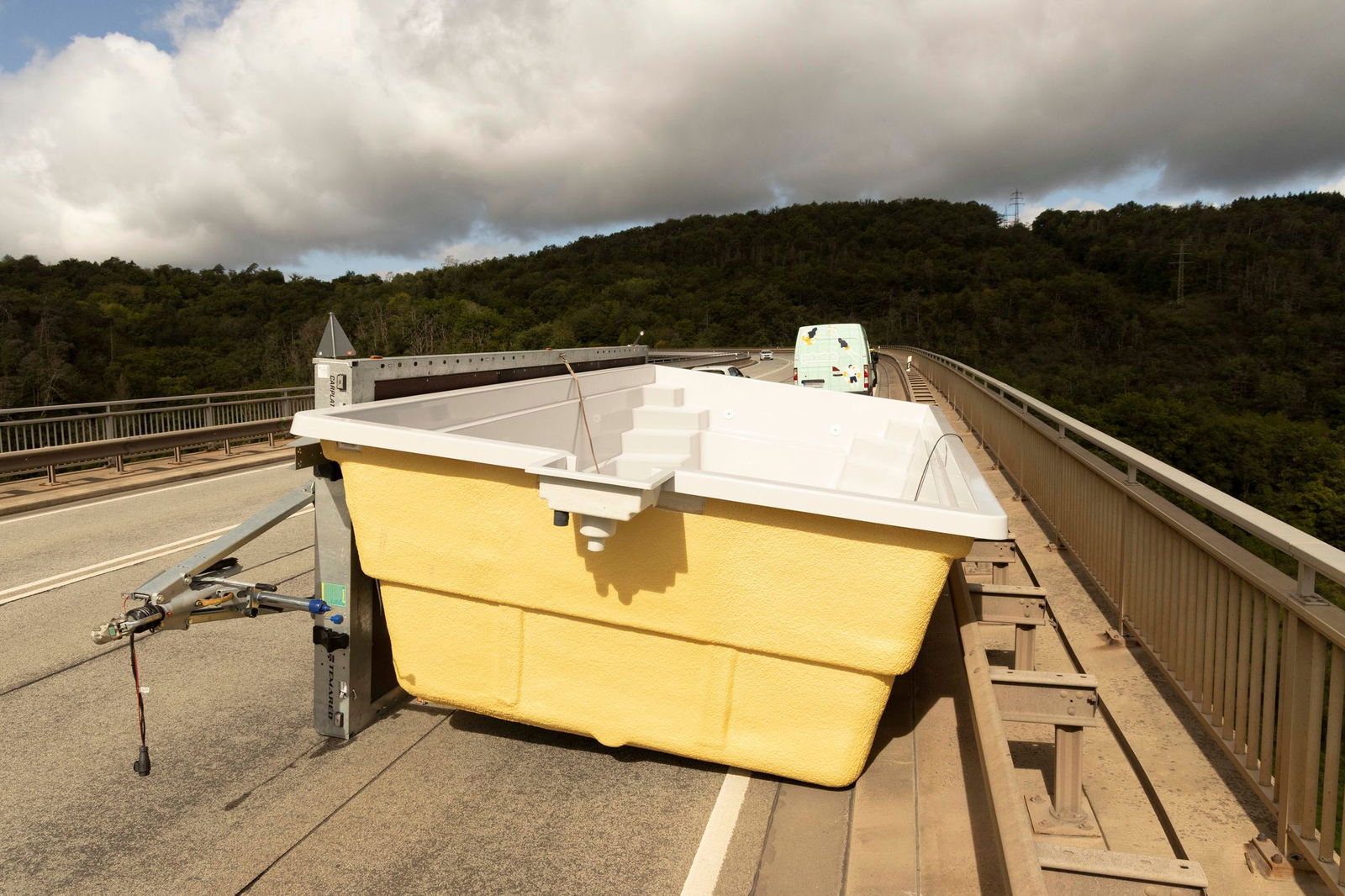 Ein Swimmingpool blockierte die B41.