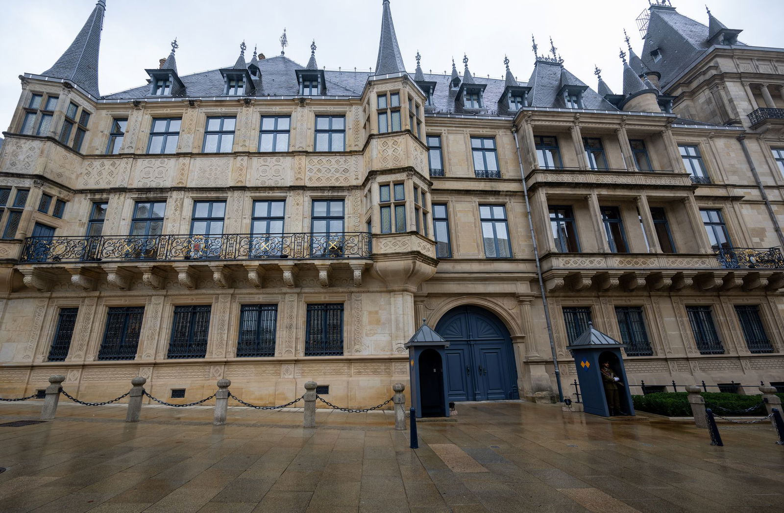 In dem Palast werden zum Thronwechsel viele Gäste erwartet (Archivbild)