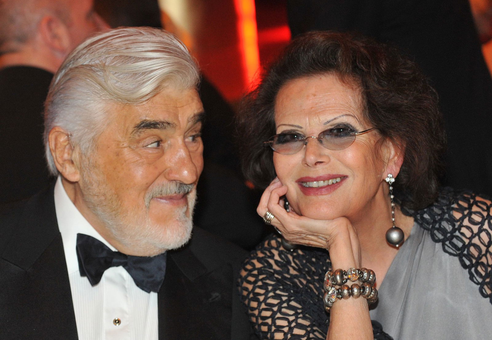 Der Schauspieler Mario Adorf und Claudia Cardinale sitzen 2010 bei der Verleihung des Deutschen Entertainment-Preises DIVA nebeneinander.