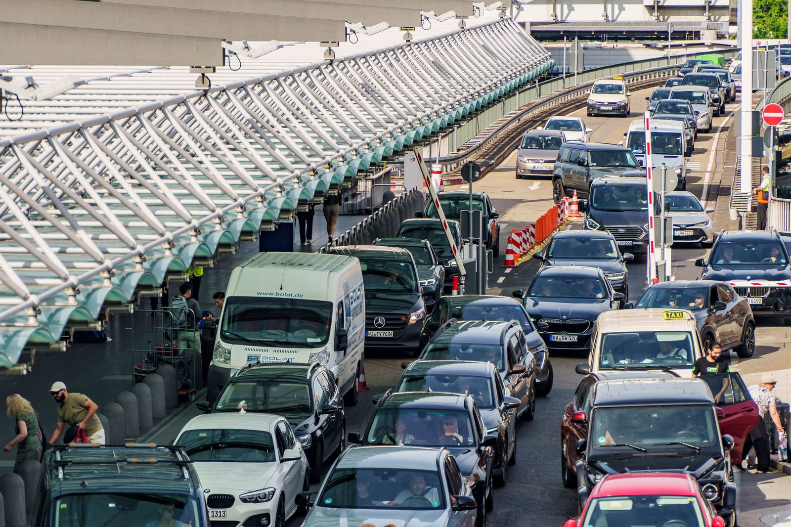 Autoland Flughafen: Fußgänger und Radler haben es schwer. 