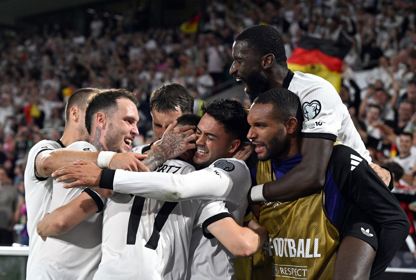 Florian Wirtz wird für sein Freistoßtor von den Teamkollegen bejubelt. 