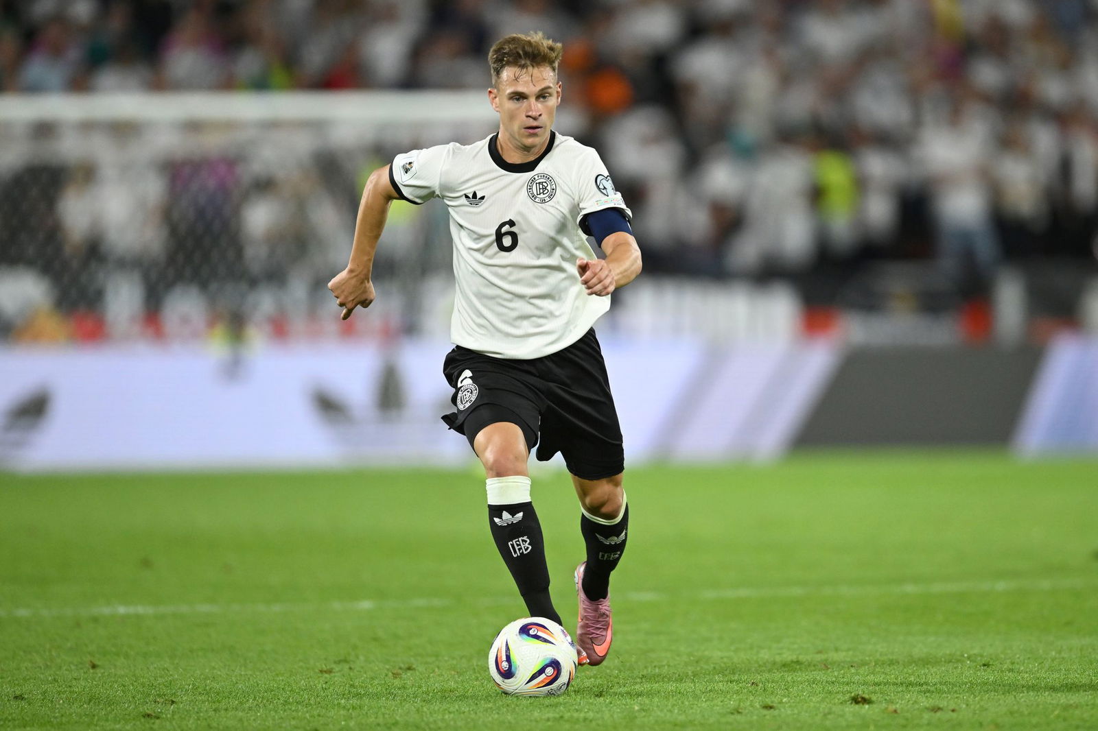 DFB-Kapitän Joshua Kimmich will Fußball-Talente in seiner Heimat, dem Schwarzwald, fördern.