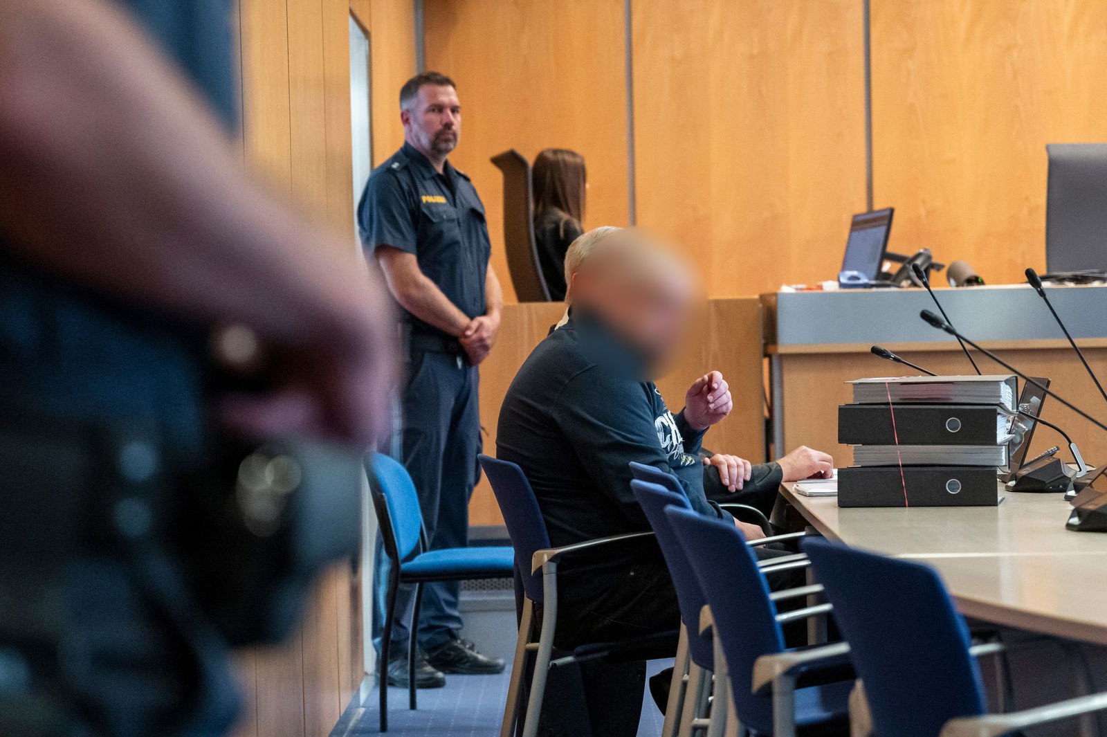 Zu Prozessbeginn hat der Angeklagte über seinen Verteidiger eingeräumt, eine 40 Jahre alte Kollegin vom THW getötet zu haben.