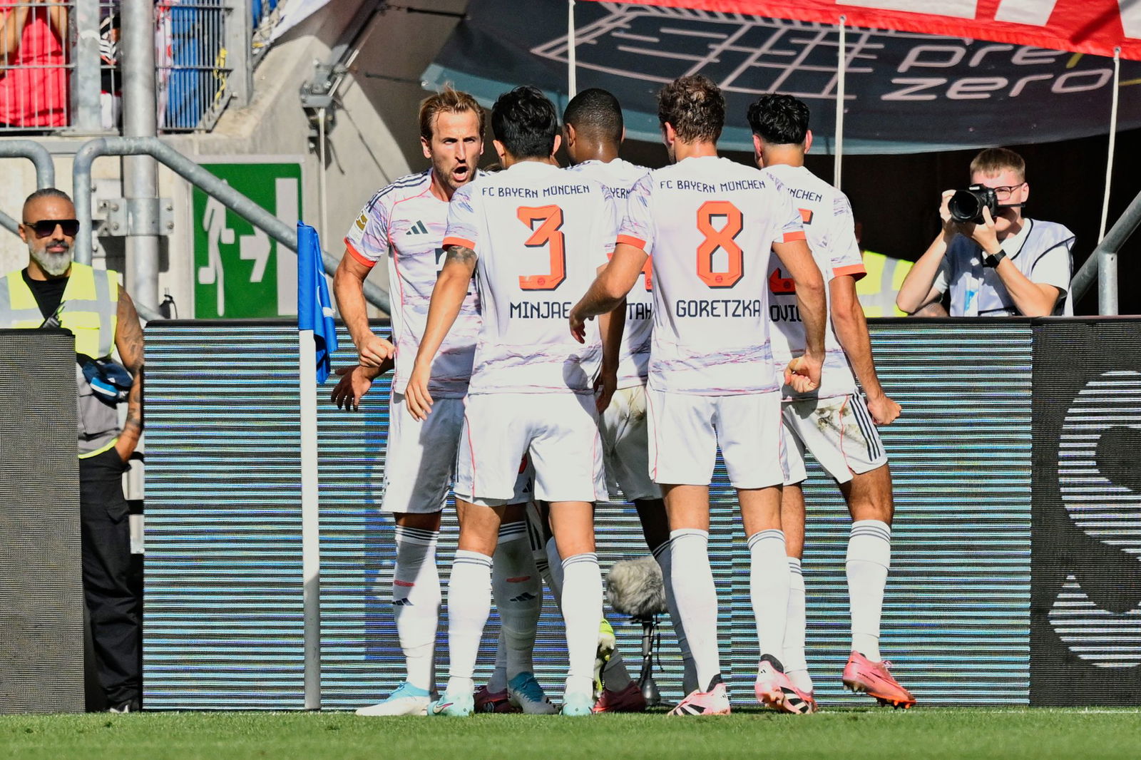 Feiern das Führungstor: Kane und seine Bayern-Kollegen.