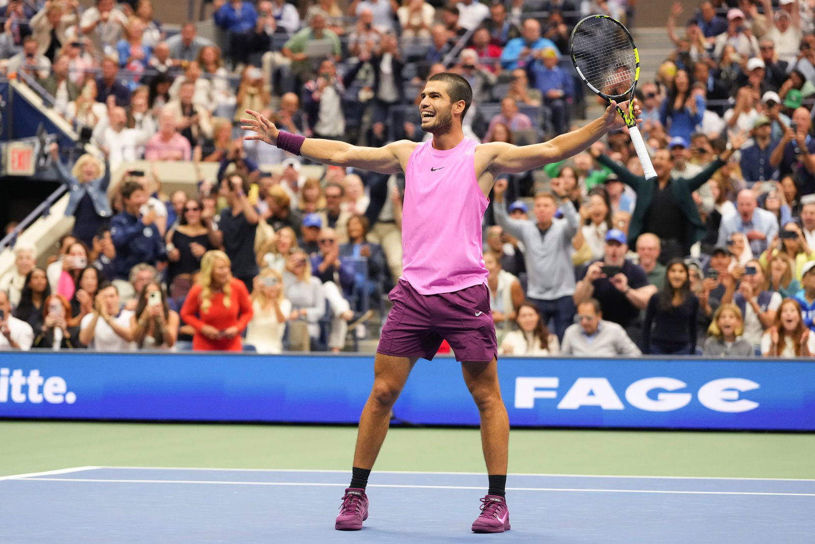 Carlos Alcaraz jubelt über seinen Titel. 