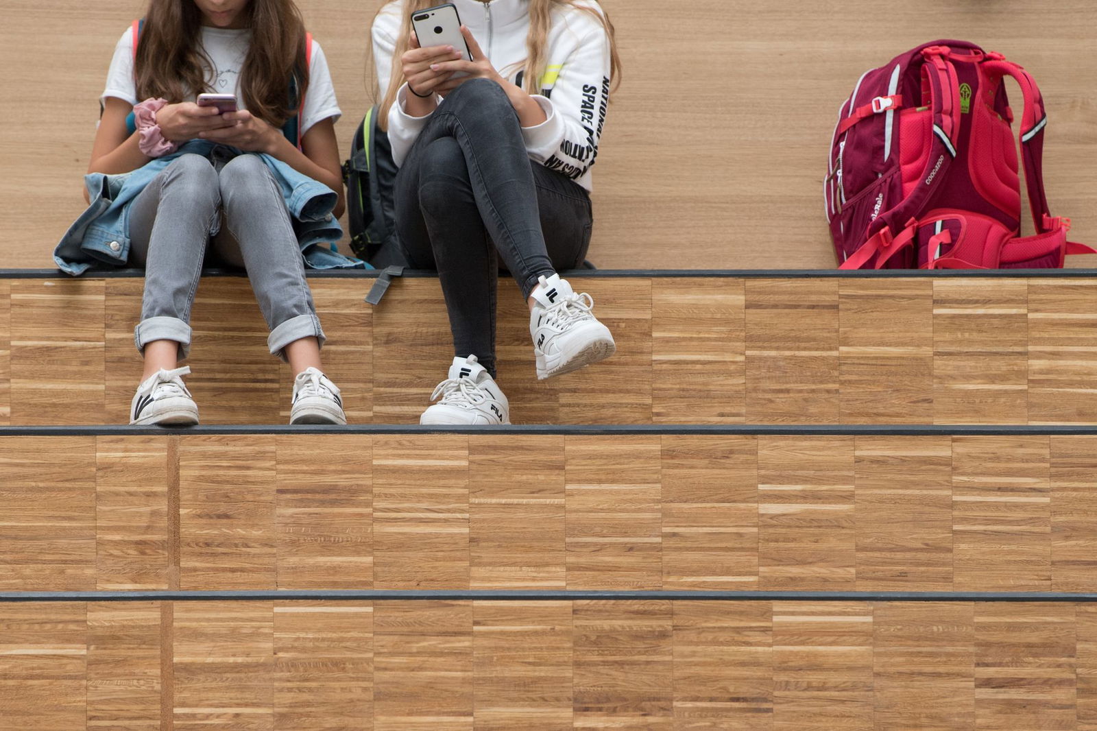 Smartphones sind aus unserem Leben kaum wegzudenken, auch an Schulen sind sie weit verbreitet. Die Kultusministerin will die private Nutzung nun einschränken, der Landesschülerbeirat fordert das in diesem Fall auch für Lehrkräfte. (Symbolbild)