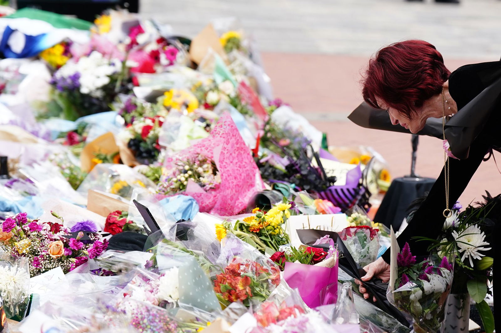 Sharon Osbourne legt zum Gedenken an ihren verstorbenen Mann Blumen in Birmingham nieder. (Archivbild)