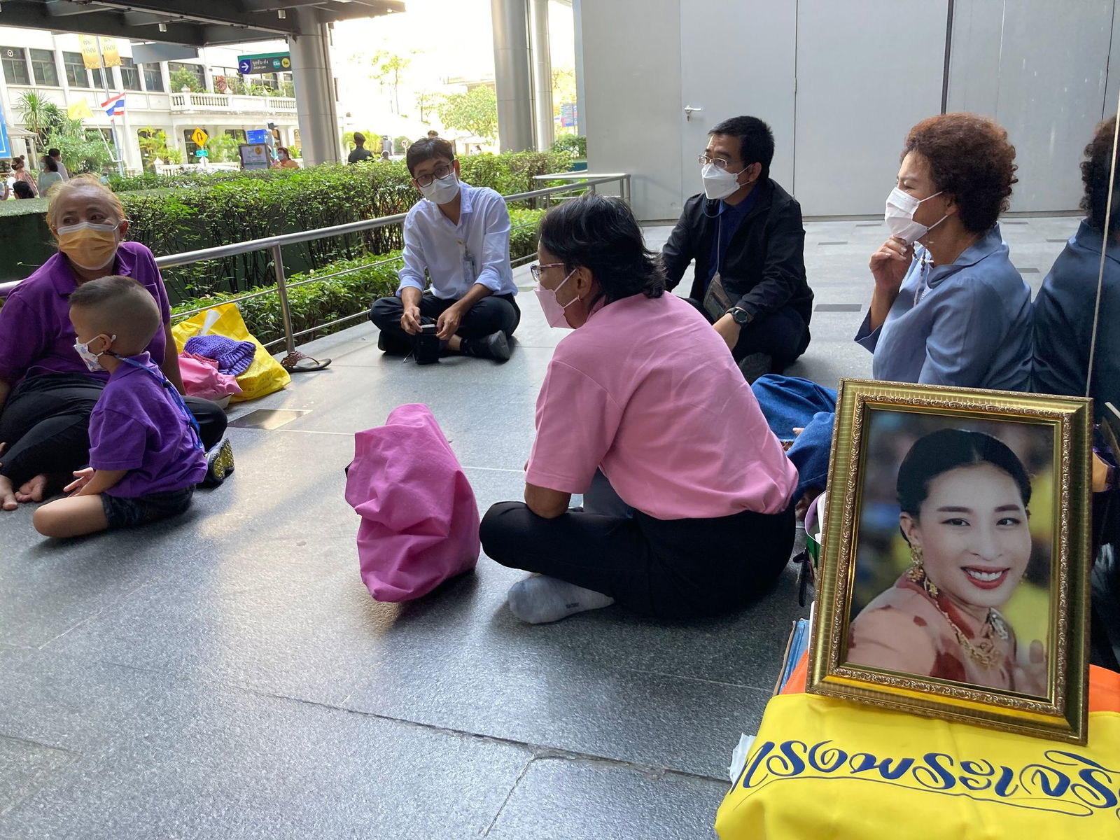 Anhänger hatten nach Bekanntwerden ihrer gesundheitlichen Probleme wochenlang vor dem Krankenhaus ausgeharrt. (Archivbild)