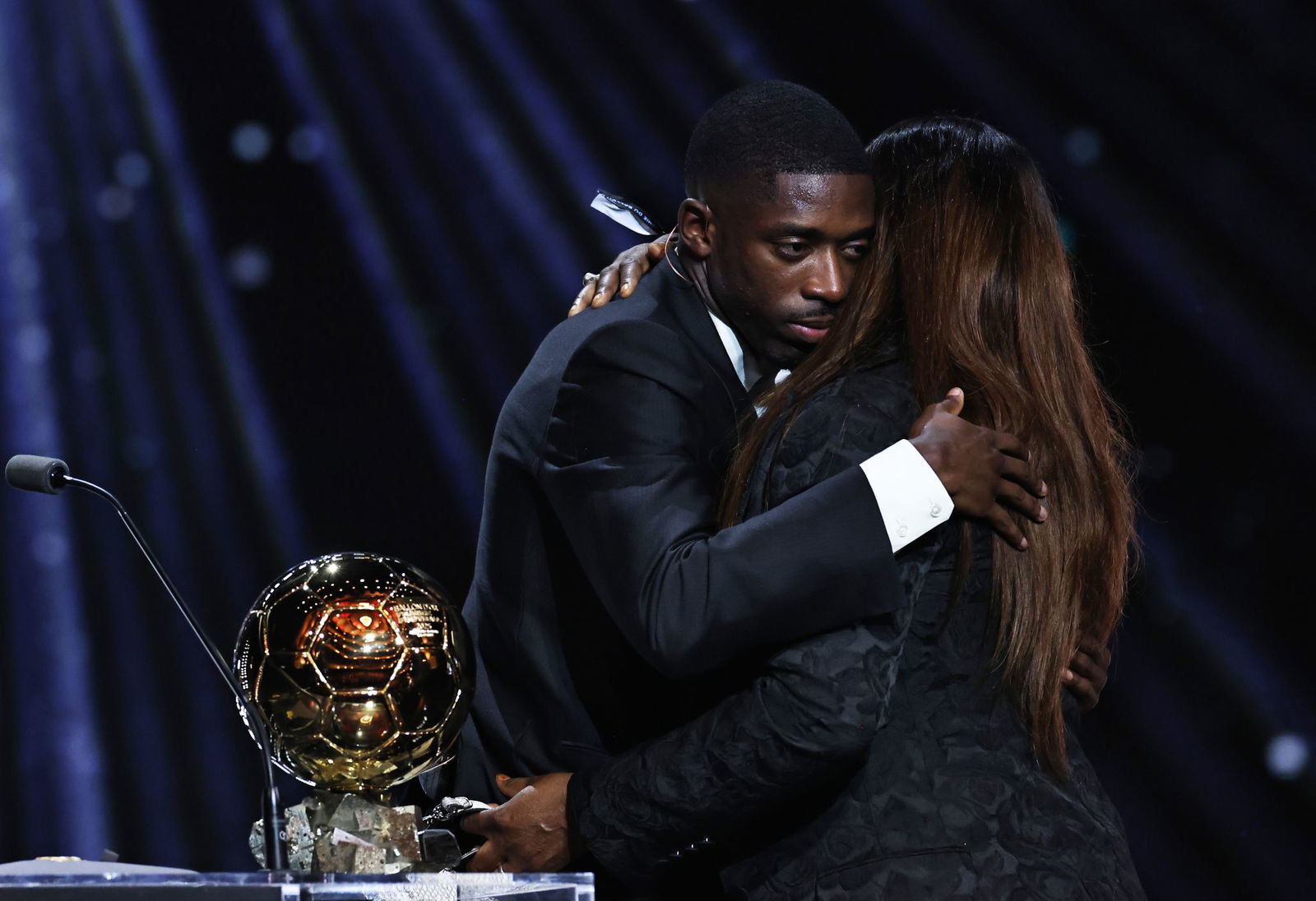 Mutter und Sohn: Ousmane Dembélé denkt nach dem Gewinn des Ballon d'Or an seine Familie.