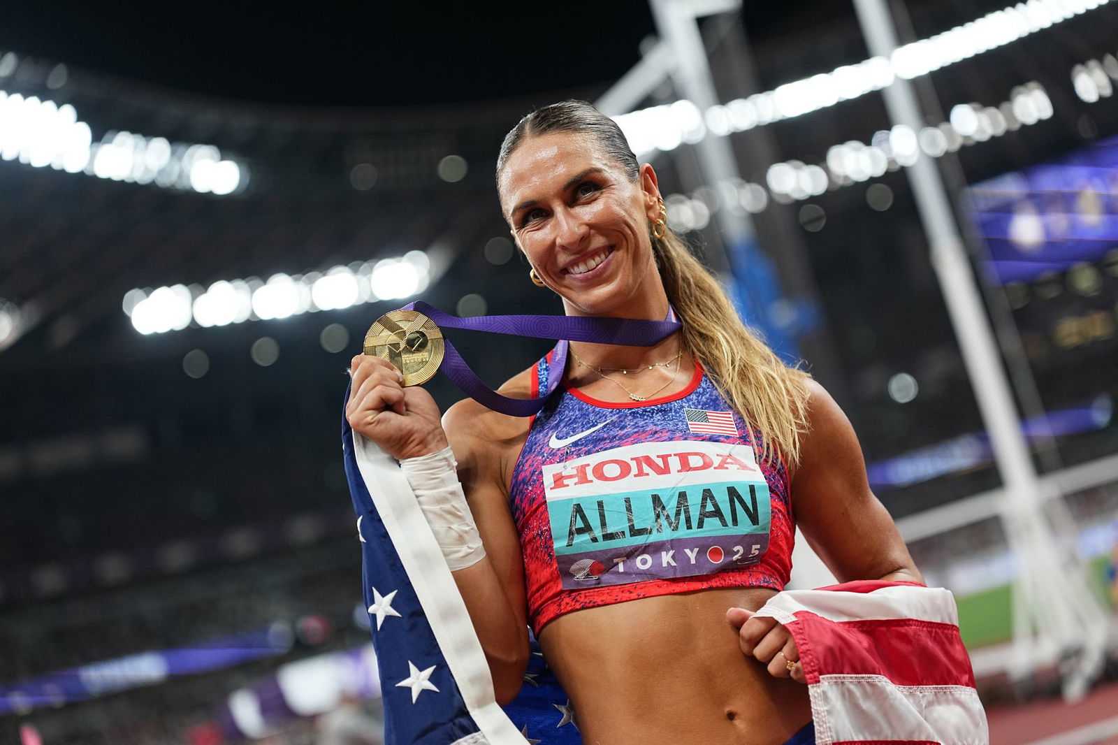 Die Amerikanerin Valarie Allman jubelt über Diskus-Gold.