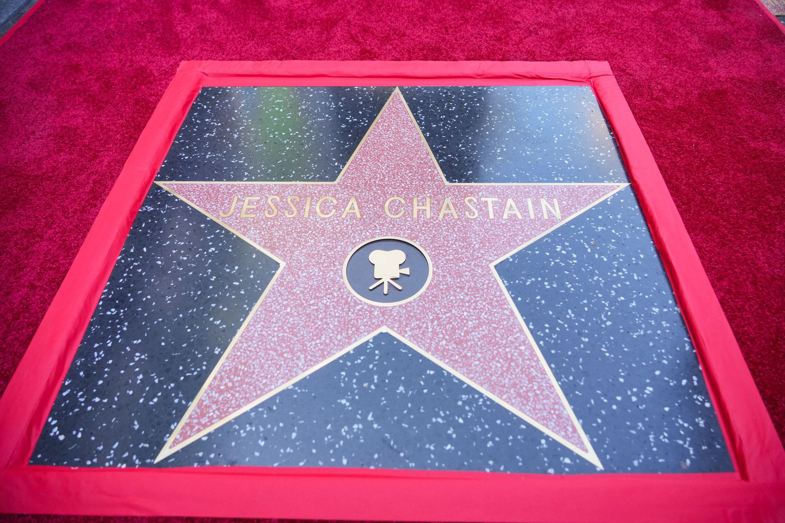 Es ist die 2.819. Sternenplakette auf dem berühmten Bürgersteig in Hollywood. 