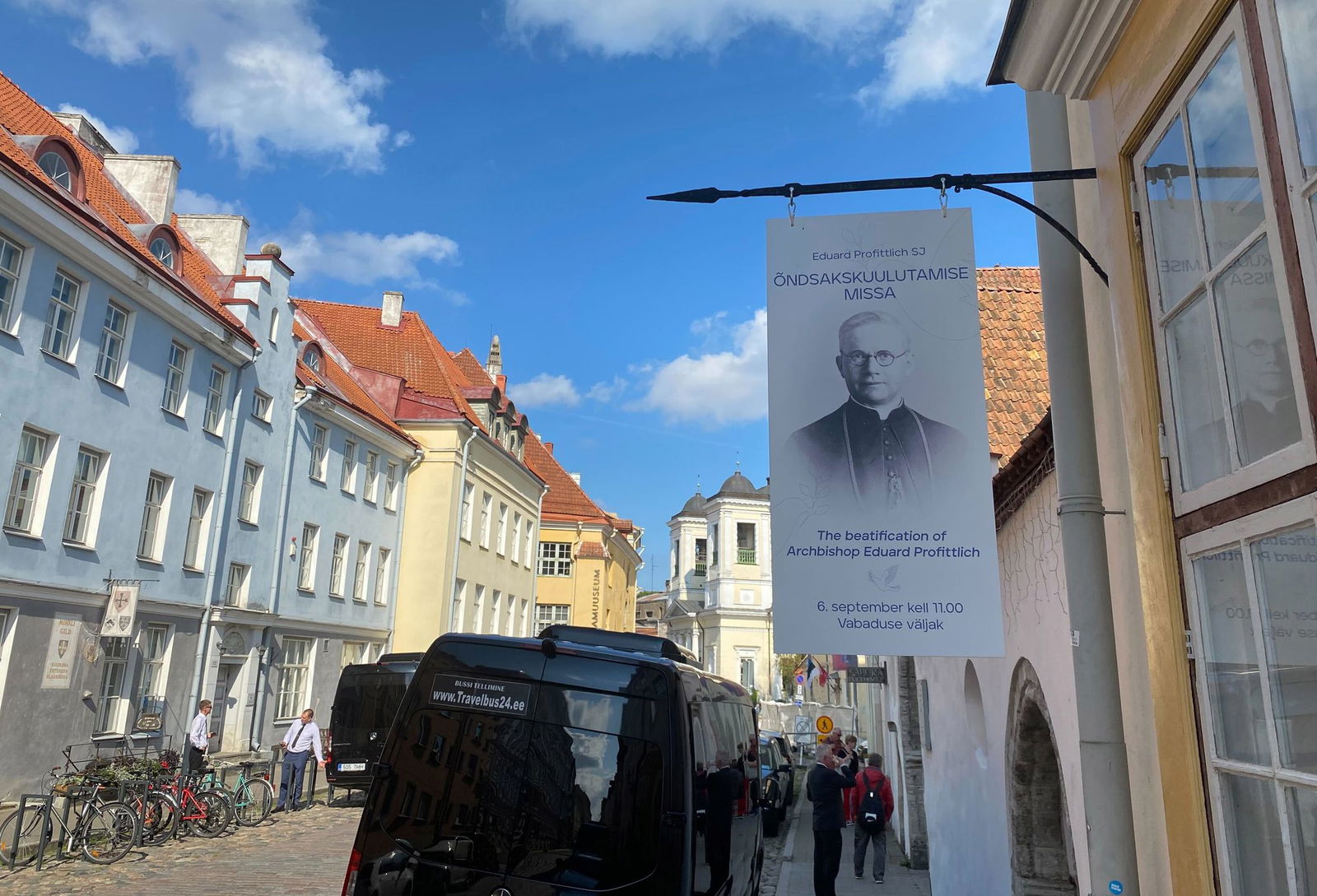 Profittlich wurde 1890 im rheinland-pfälzischen Birresdorf geboren, 1936 wurde er der erste katholische Bischof in Estland seit der Reformation. 