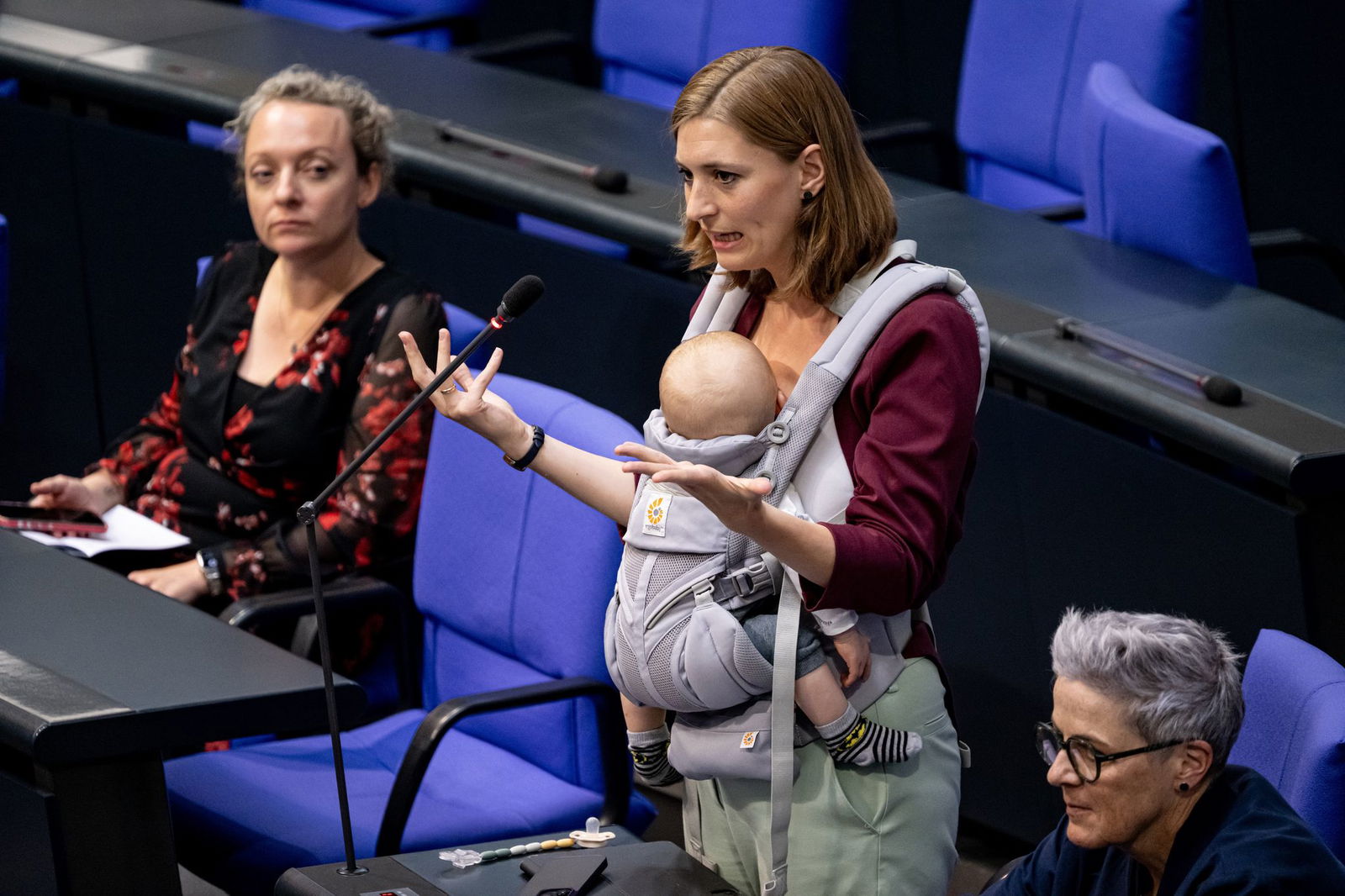 Die Grünen-Abgeordnete Hanna Steinmüller hat ihr Kind bereits in der Vergangenheit mit in den Bundestag genommen - nun nahm sie es erstmals mit ans Rednerpult. (Archivbild)