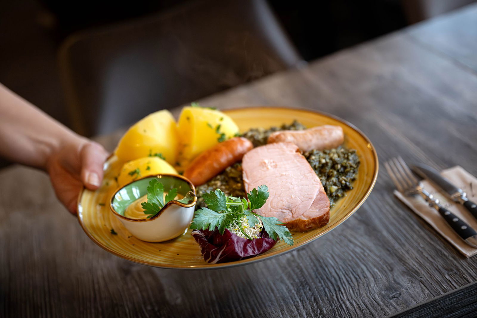 Ob die Gastronomen Steuererleichterungen weitergeben, ist fraglich. (Archivbild)