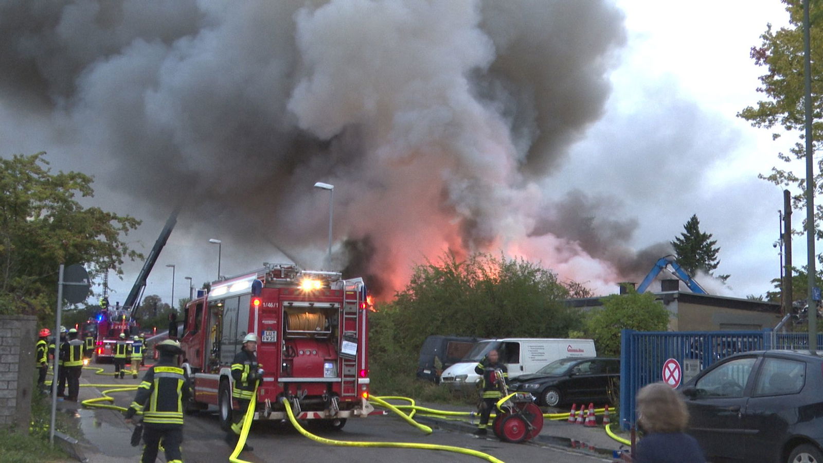 Vom Schrottplatz aus zog der Rauch über die Stadt.